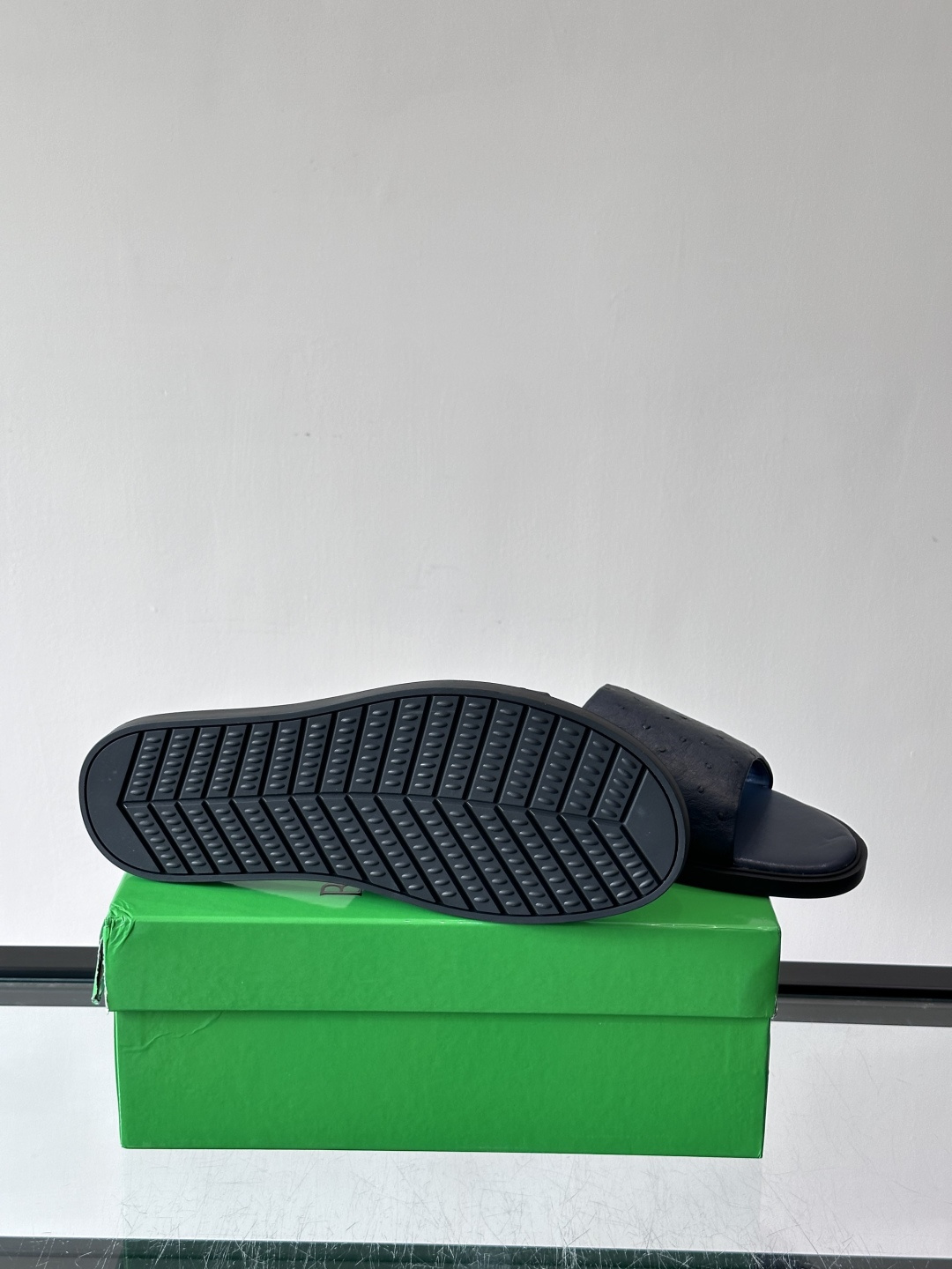 bv男士🧍‍♂️凉鞋拖鞋，采用优质牛皮，设计简约又时髦，鞋底轻便舒适，适合日常或度假穿搭。意大利工艺，细