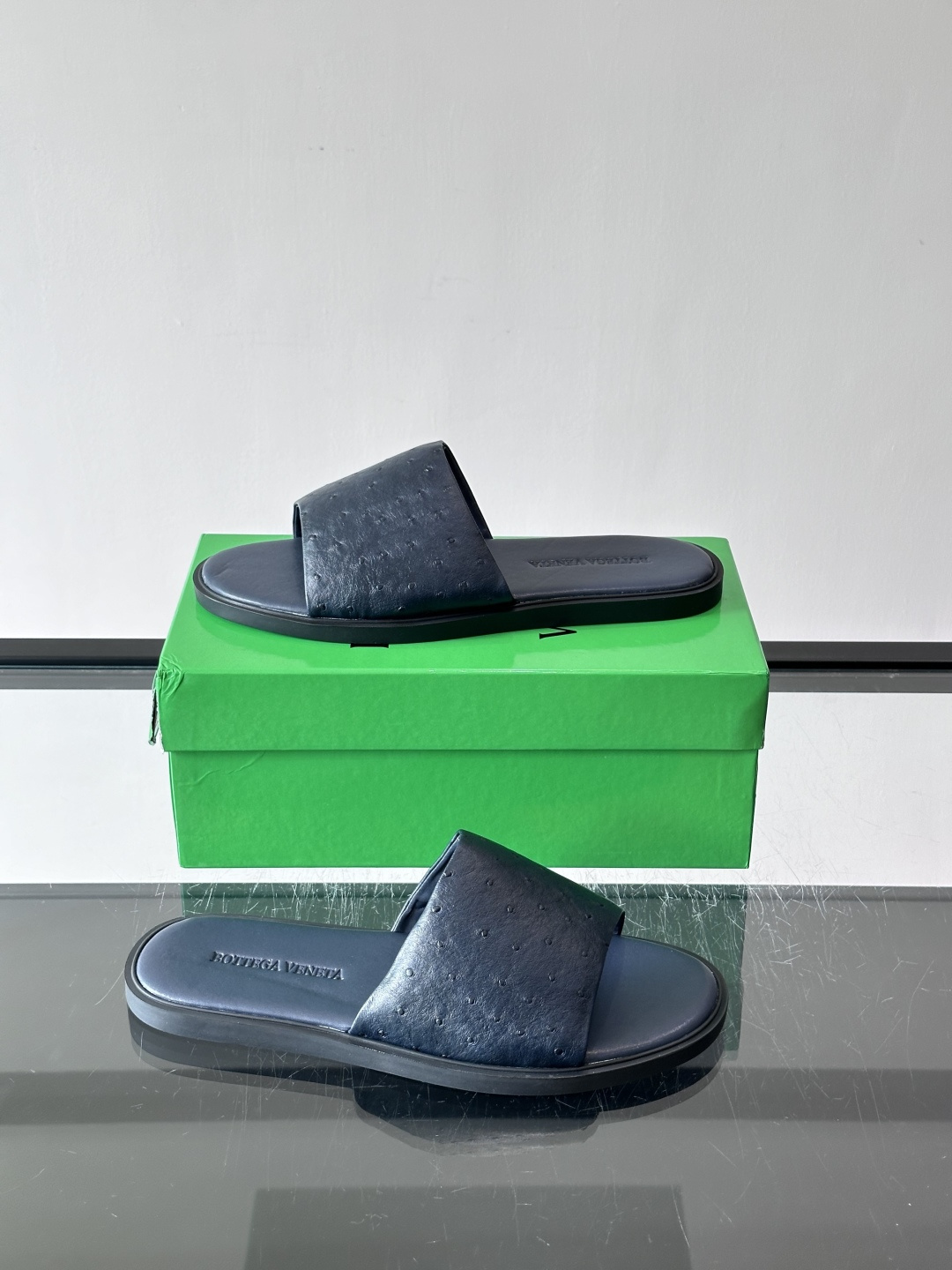 bv男士🧍‍♂️凉鞋拖鞋，采用优质牛皮，设计简约又时髦，鞋底轻便舒适，适合日常或度假穿搭。意大利工艺，细