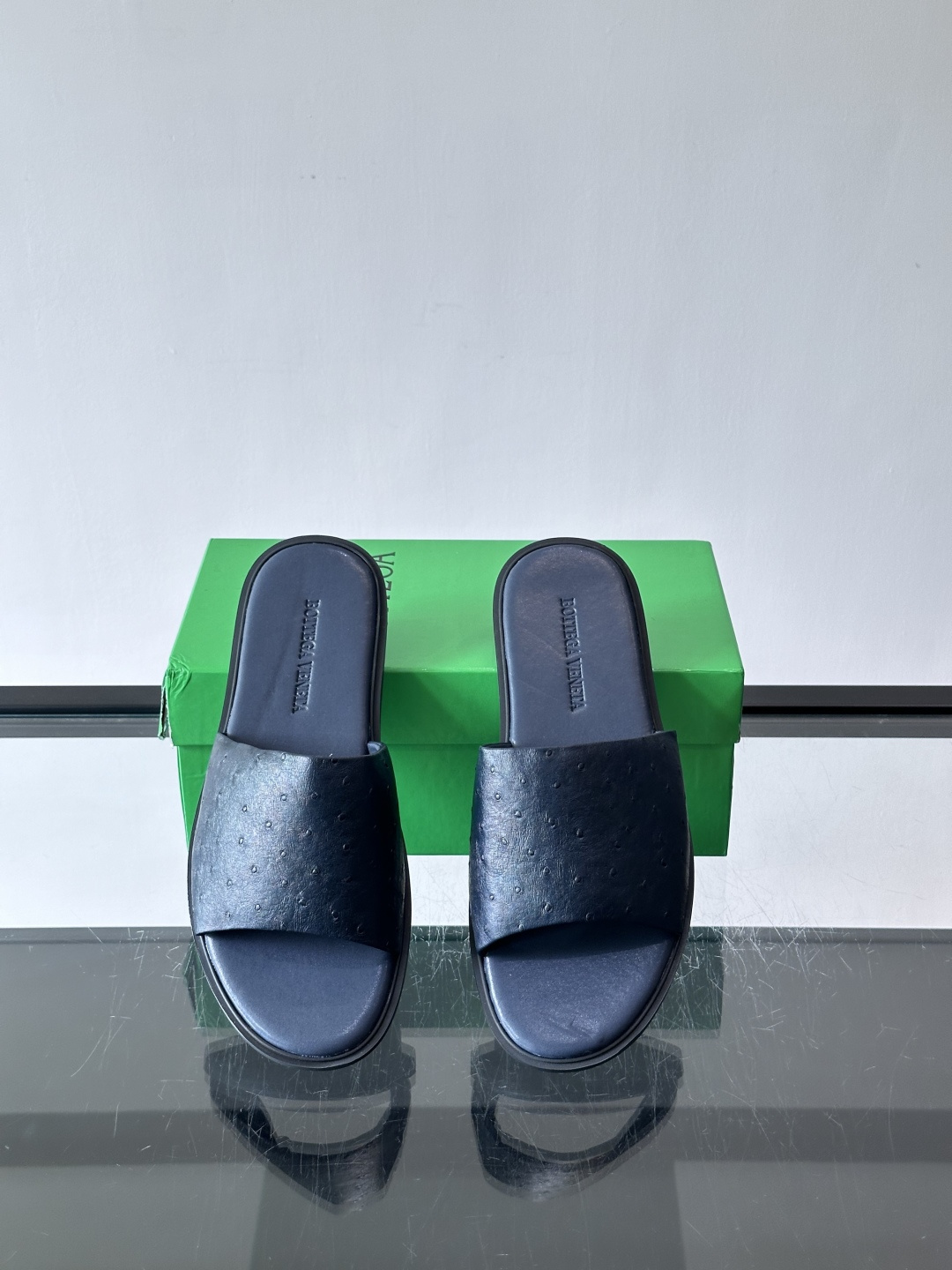 bv男士🧍‍♂️凉鞋拖鞋，采用优质牛皮，设计简约又时髦，鞋底轻便舒适，适合日常或度假穿搭。意大利工艺，细