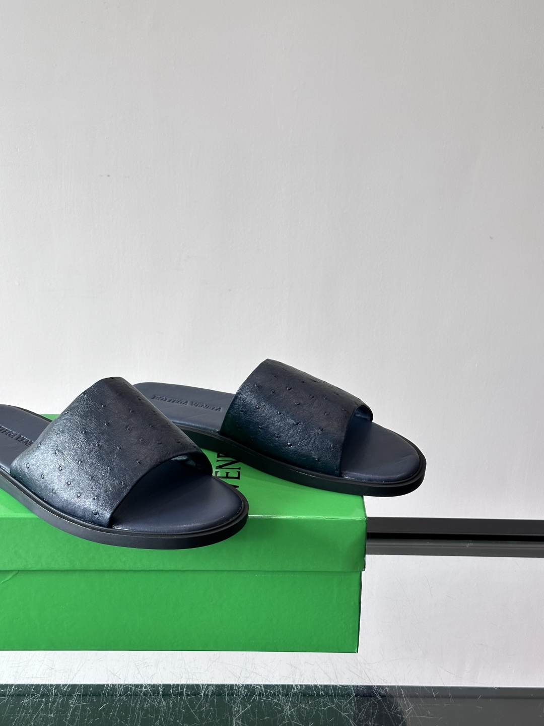 bv男士🧍‍♂️凉鞋拖鞋，采用优质牛皮，设计简约又时髦，鞋底轻便舒适，适合日常或度假穿搭。意大利工艺，细