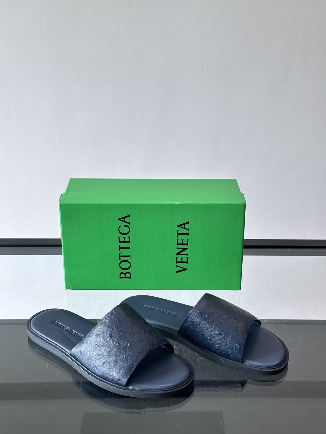 bv男士🧍‍♂️凉鞋拖鞋，采用优质牛皮，设计简约又时髦，鞋底轻便舒适，适合日常或度假穿搭。意大利工艺，细