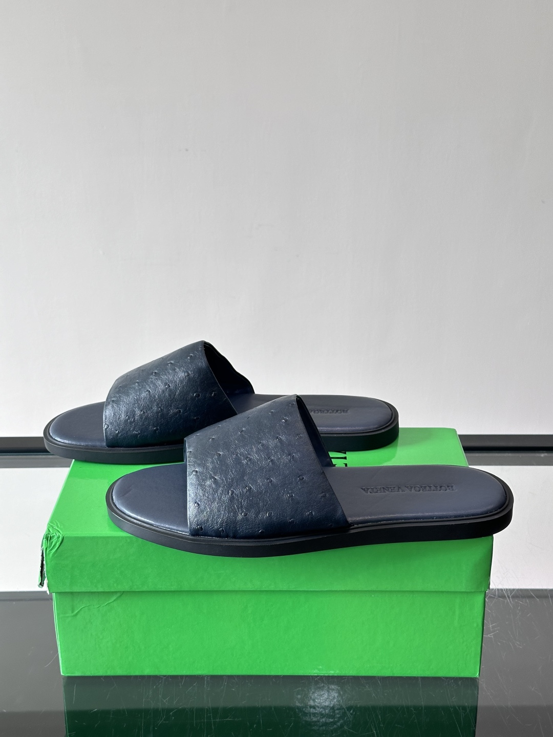 bv男士🧍‍♂️凉鞋拖鞋，采用优质牛皮，设计简约又时髦，鞋底轻便舒适，适合日常或度假穿搭。意大利工艺，细