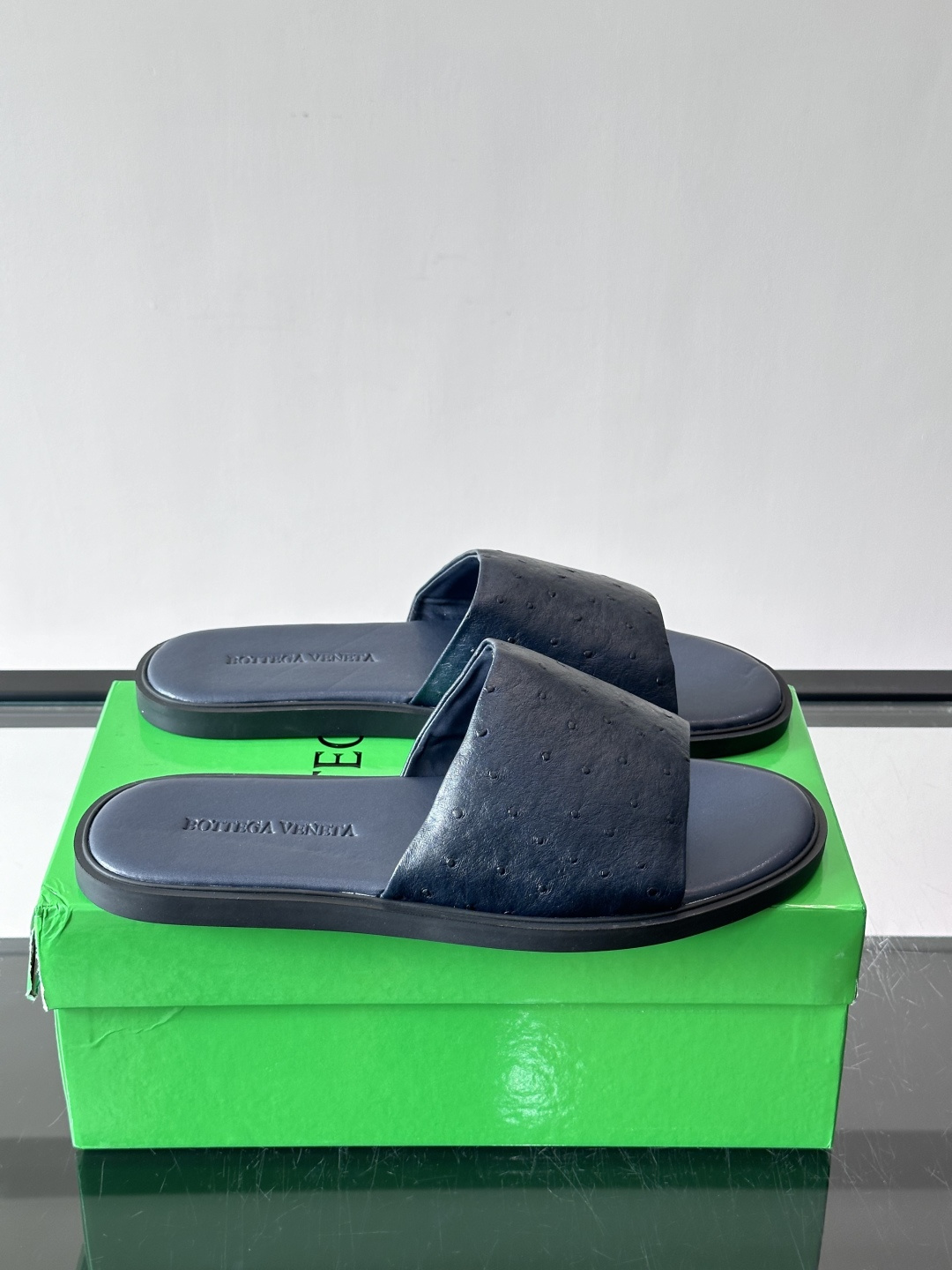 bv男士🧍‍♂️凉鞋拖鞋，采用优质牛皮，设计简约又时髦，鞋底轻便舒适，适合日常或度假穿搭。意大利工艺，细