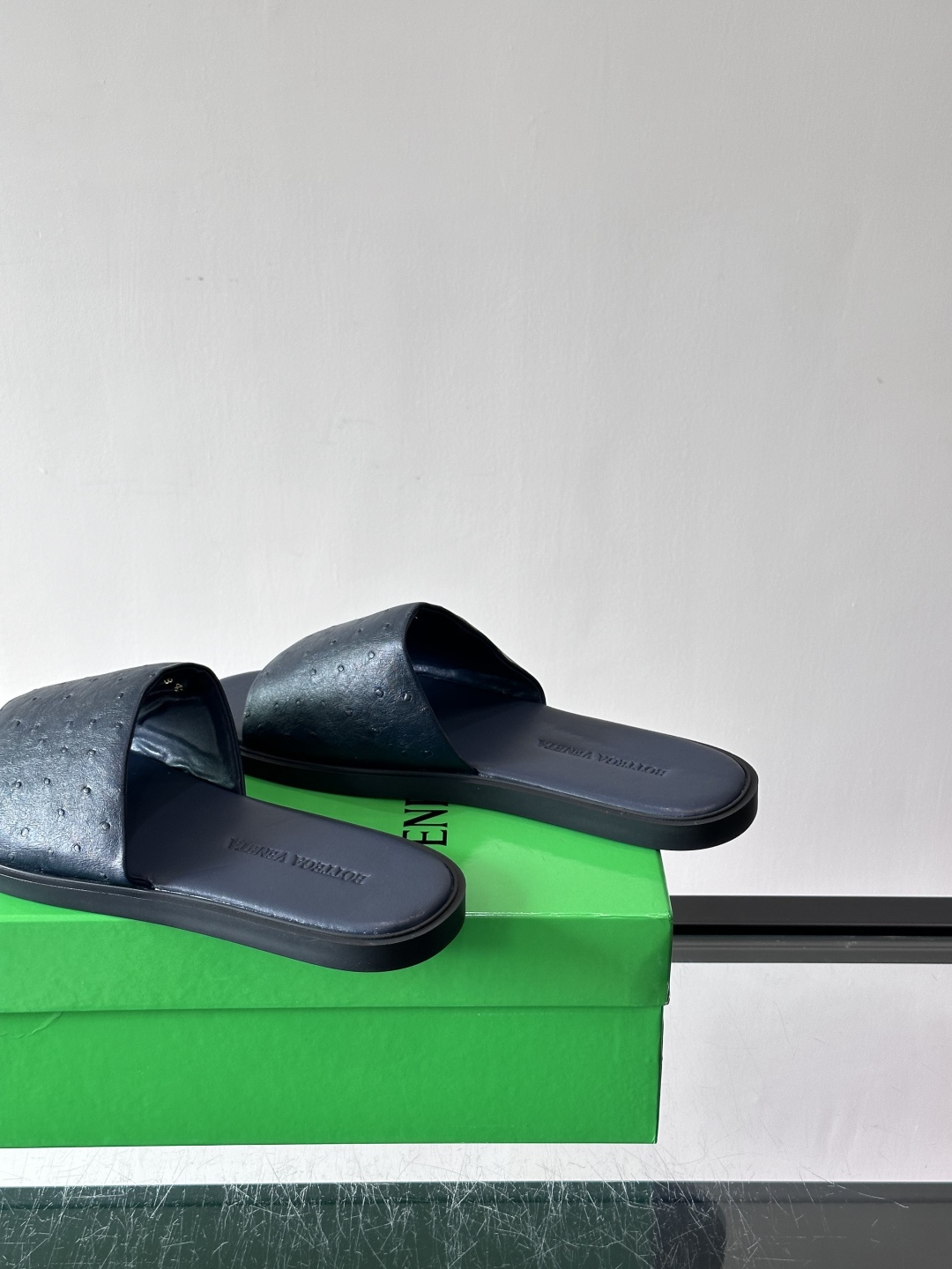 bv男士🧍‍♂️凉鞋拖鞋，采用优质牛皮，设计简约又时髦，鞋底轻便舒适，适合日常或度假穿搭。意大利工艺，细