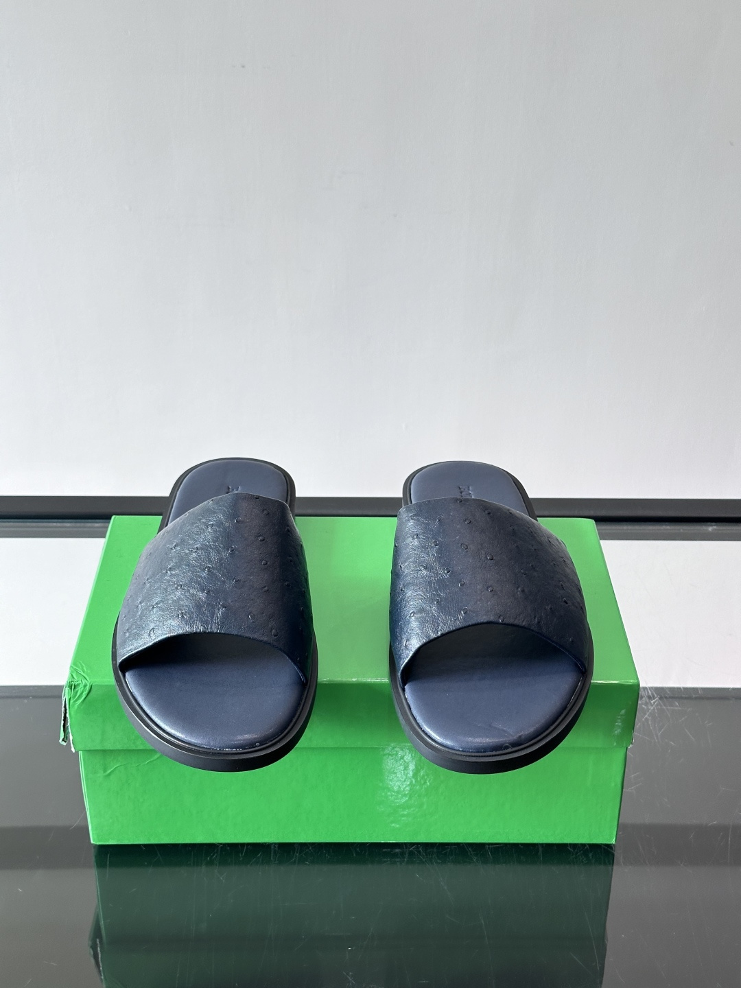 bv男士🧍‍♂️凉鞋拖鞋，采用优质牛皮，设计简约又时髦，鞋底轻便舒适，适合日常或度假穿搭。意大利工艺，细