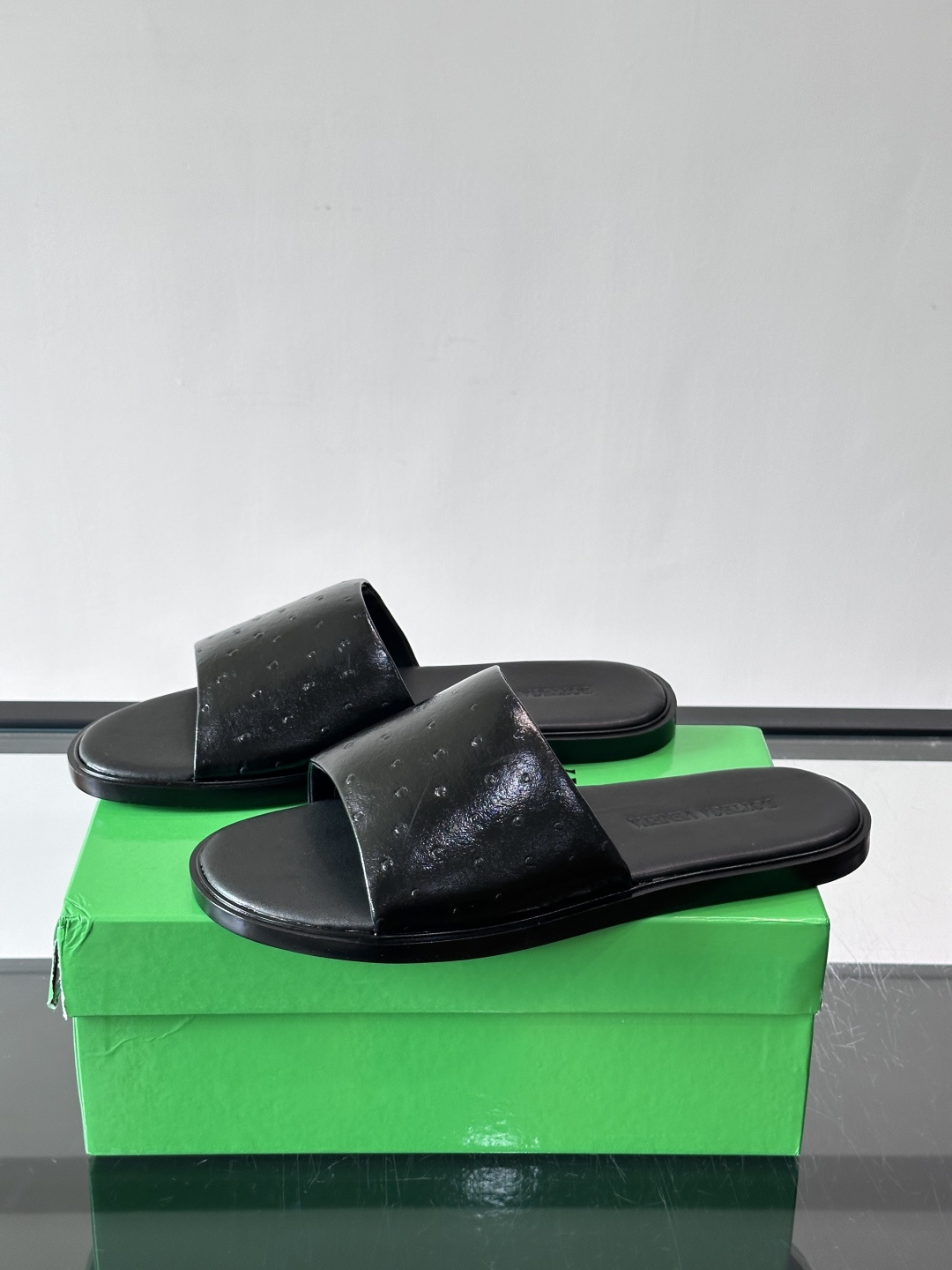 bv男士🧍‍♂️凉鞋拖鞋，采用优质牛皮，设计简约又时髦，鞋底轻便舒适，适合日常或度假穿搭。意大利工艺，细