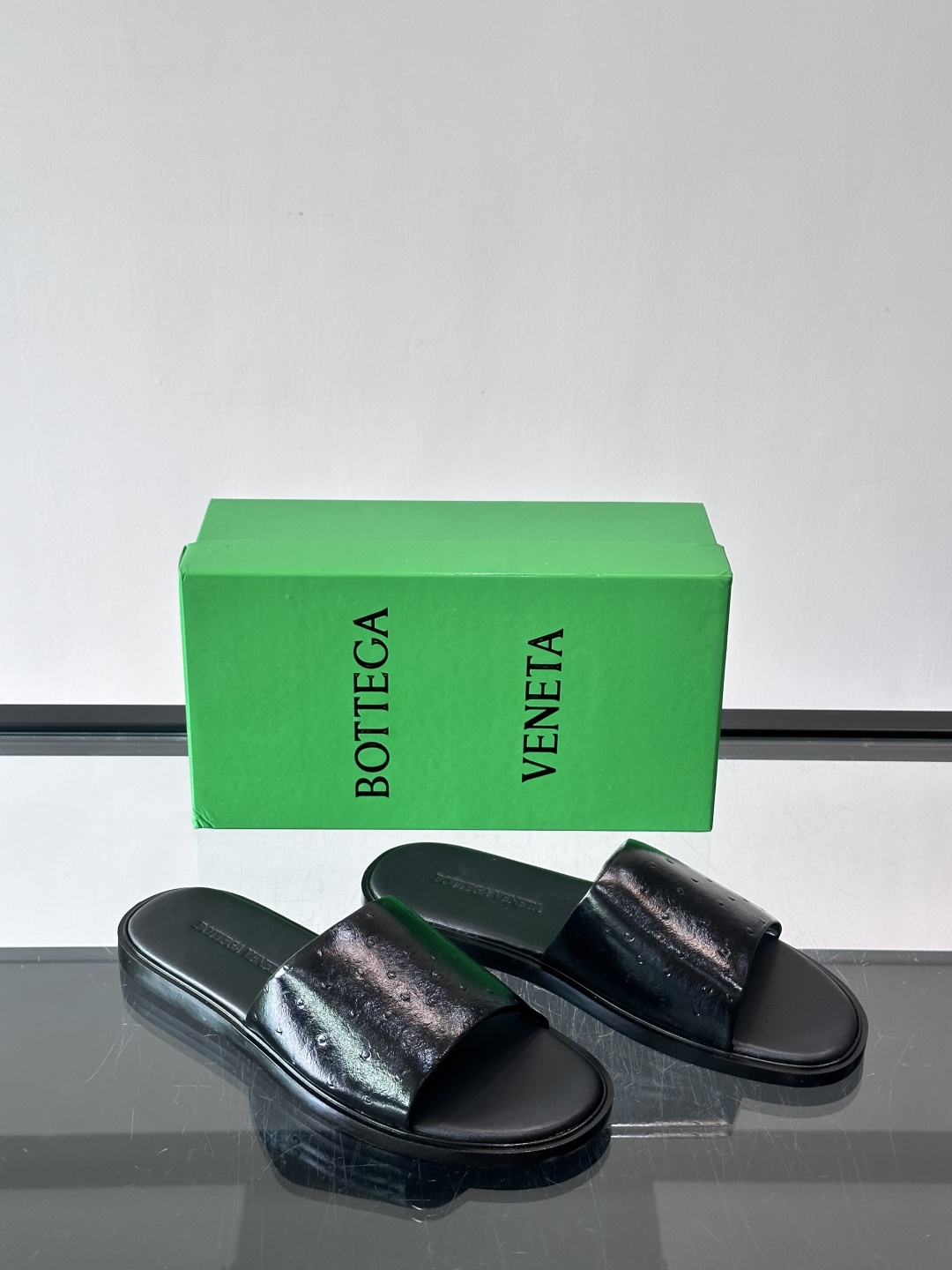 bv男士🧍‍♂️凉鞋拖鞋，采用优质牛皮，设计简约又时髦，鞋底轻便舒适，适合日常或度假穿搭。意大利工艺，细