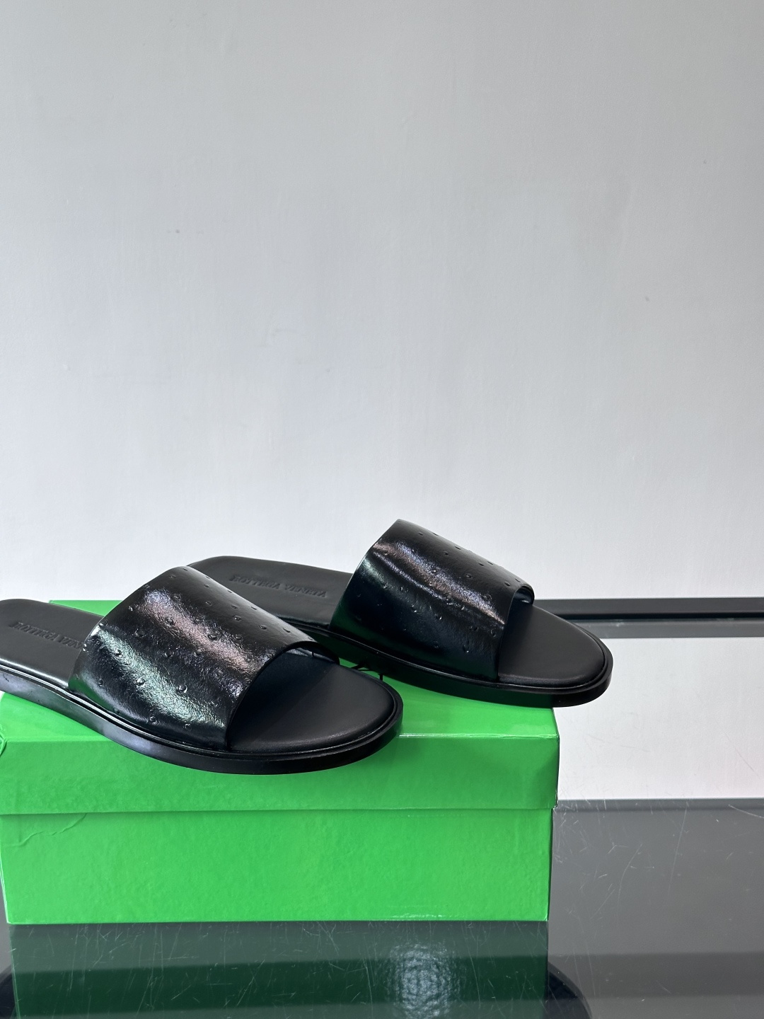 bv男士🧍‍♂️凉鞋拖鞋，采用优质牛皮，设计简约又时髦，鞋底轻便舒适，适合日常或度假穿搭。意大利工艺，细