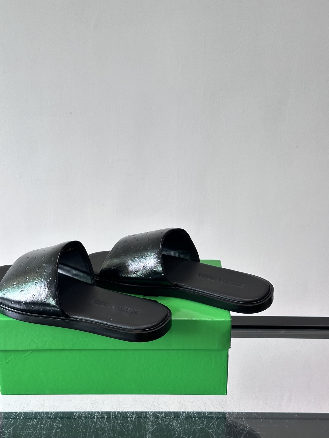 bv男士🧍‍♂️凉鞋拖鞋，采用优质牛皮，设计简约又时髦，鞋底轻便舒适，适合日常或度假穿搭。意大利工艺，细