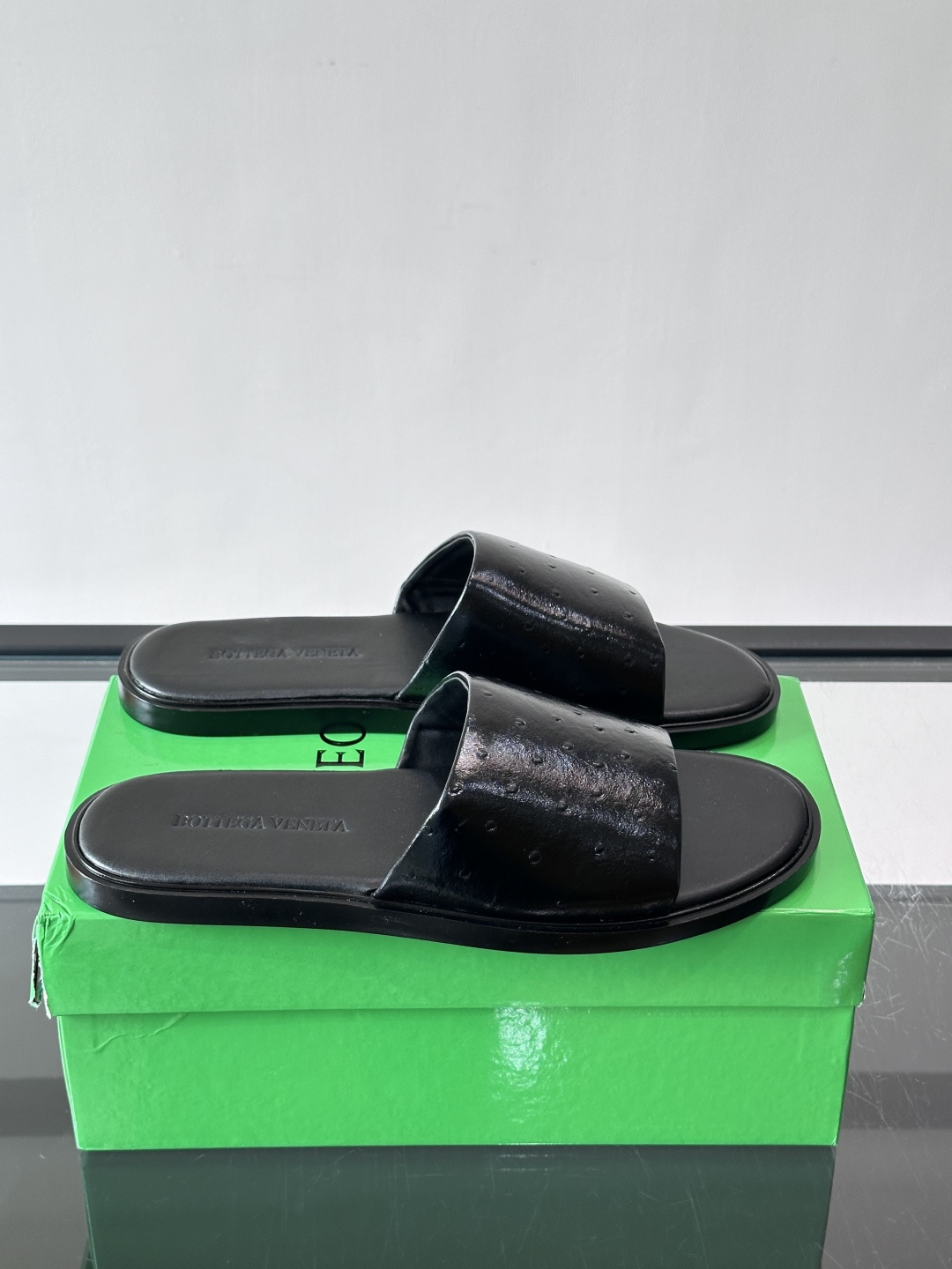 bv男士🧍‍♂️凉鞋拖鞋，采用优质牛皮，设计简约又时髦，鞋底轻便舒适，适合日常或度假穿搭。意大利工艺，细