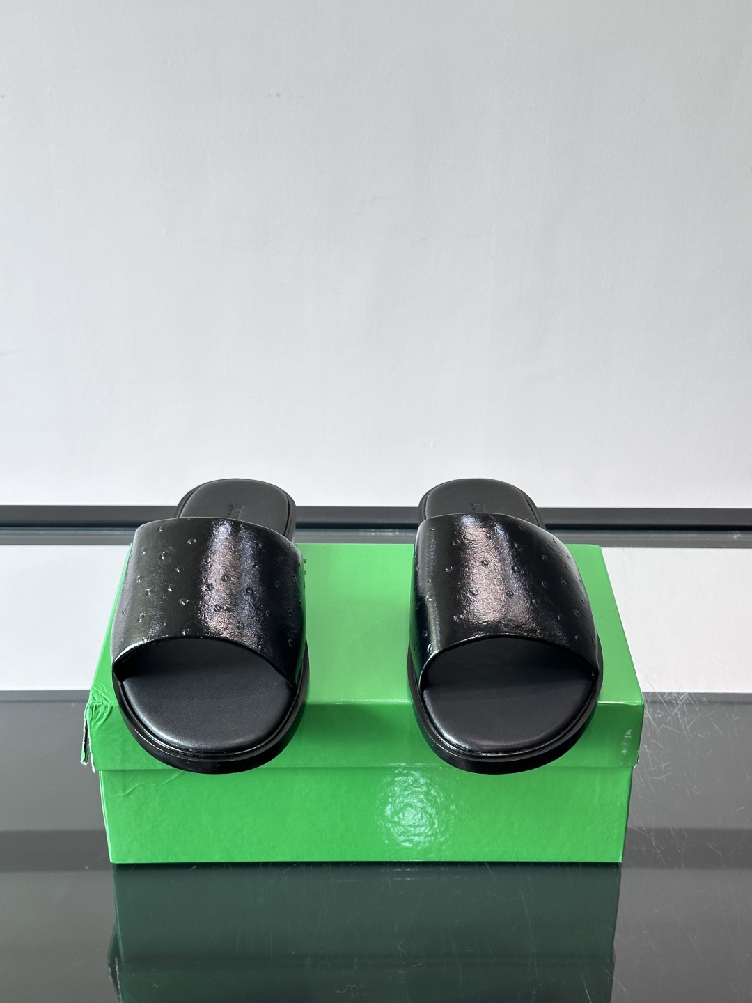 bv男士🧍‍♂️凉鞋拖鞋，采用优质牛皮，设计简约又时髦，鞋底轻便舒适，适合日常或度假穿搭。意大利工艺，细