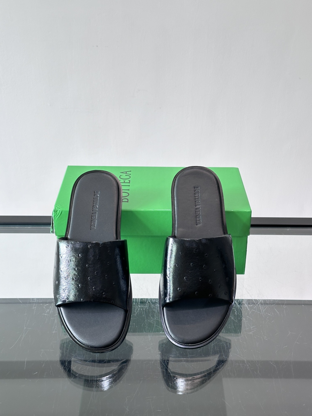 bv男士🧍‍♂️凉鞋拖鞋，采用优质牛皮，设计简约又时髦，鞋底轻便舒适，适合日常或度假穿搭。意大利工艺，细