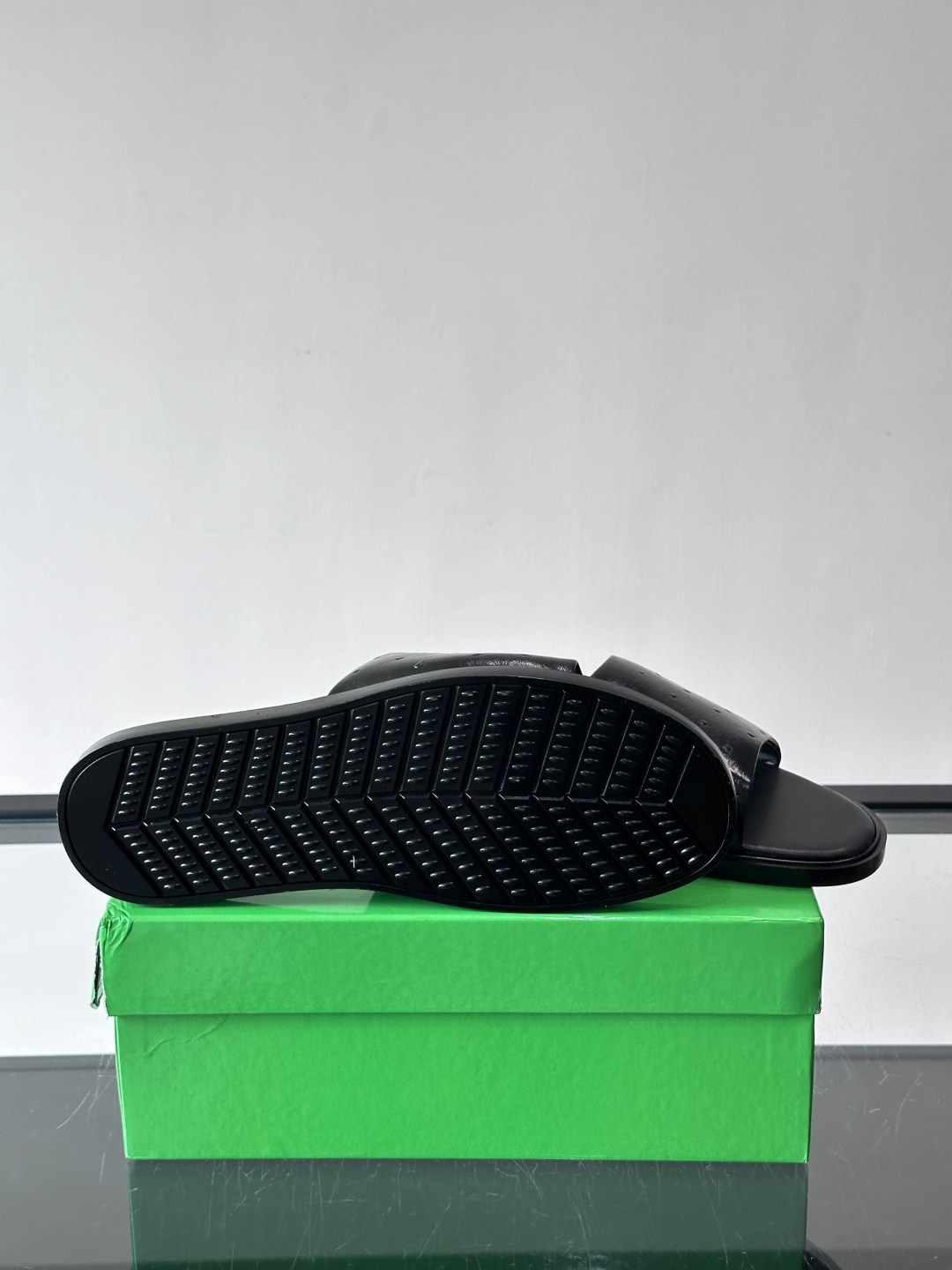 bv男士🧍‍♂️凉鞋拖鞋，采用优质牛皮，设计简约又时髦，鞋底轻便舒适，适合日常或度假穿搭。意大利工艺，细