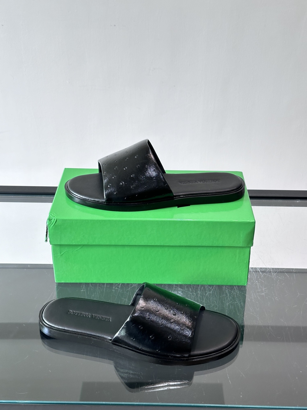 bv男士🧍‍♂️凉鞋拖鞋，采用优质牛皮，设计简约又时髦，鞋底轻便舒适，适合日常或度假穿搭。意大利工艺，细