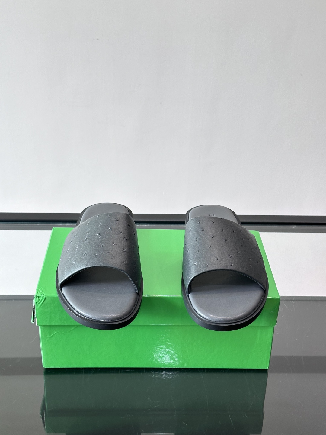 bv男士🧍‍♂️凉鞋拖鞋，采用优质牛皮，设计简约又时髦，鞋底轻便舒适，适合日常或度假穿搭。意大利工艺，细