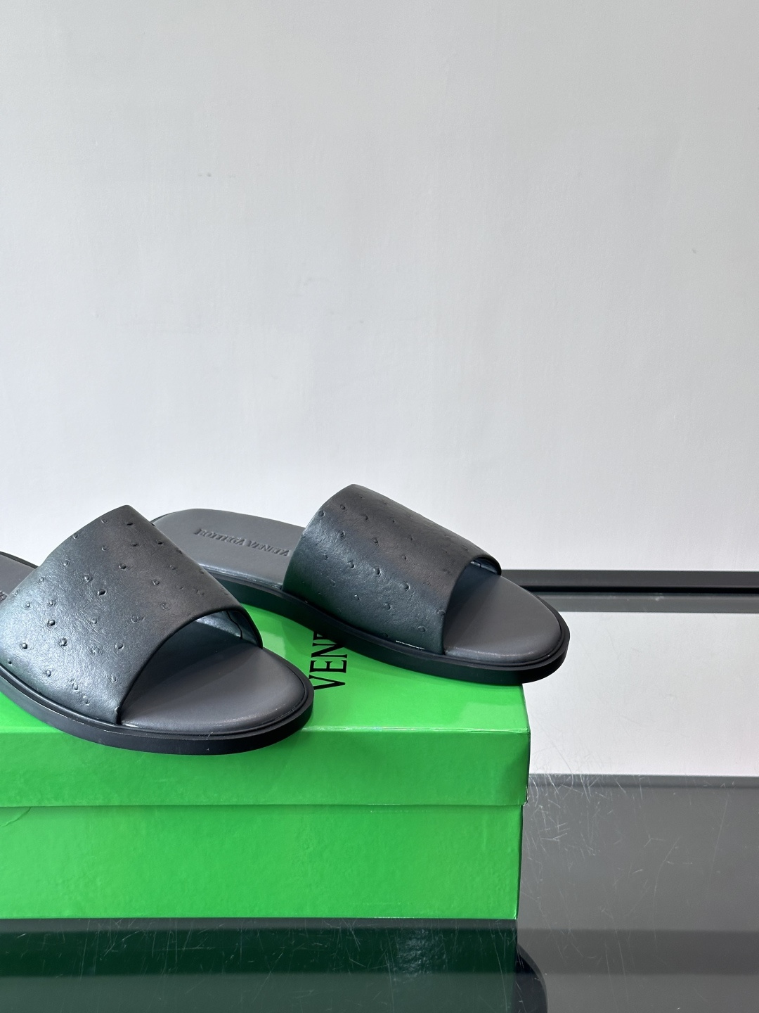 bv男士🧍‍♂️凉鞋拖鞋，采用优质牛皮，设计简约又时髦，鞋底轻便舒适，适合日常或度假穿搭。意大利工艺，细