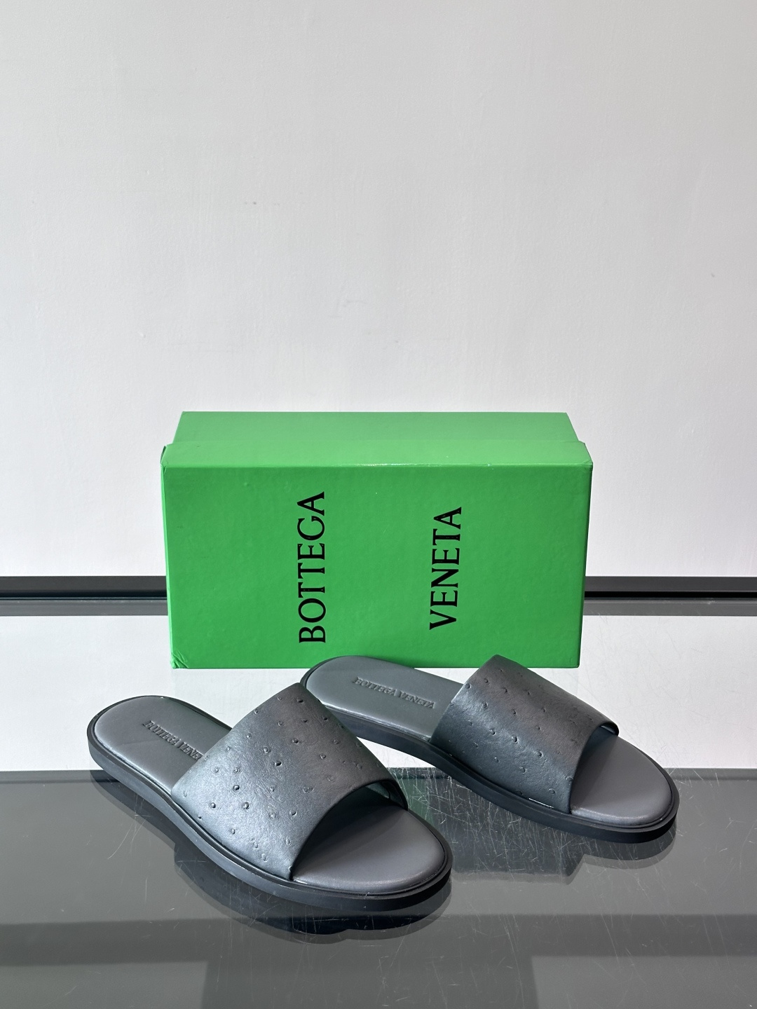 bv男士🧍‍♂️凉鞋拖鞋，采用优质牛皮，设计简约又时髦，鞋底轻便舒适，适合日常或度假穿搭。意大利工艺，细