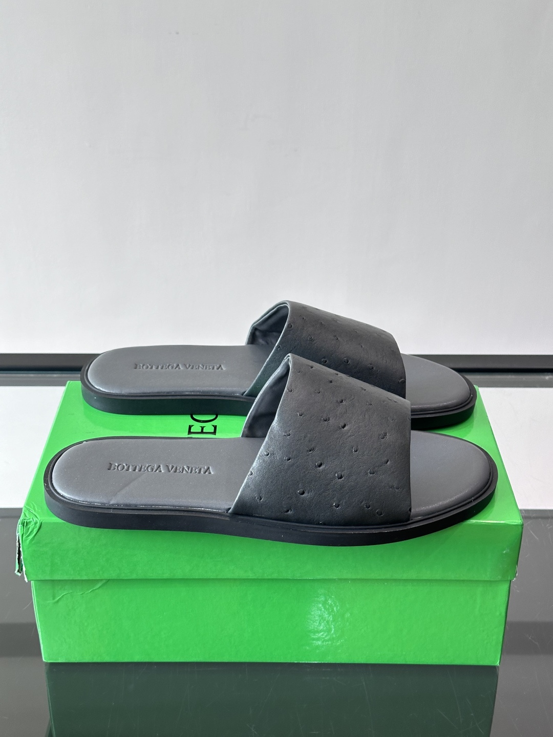 bv男士🧍‍♂️凉鞋拖鞋，采用优质牛皮，设计简约又时髦，鞋底轻便舒适，适合日常或度假穿搭。意大利工艺，细