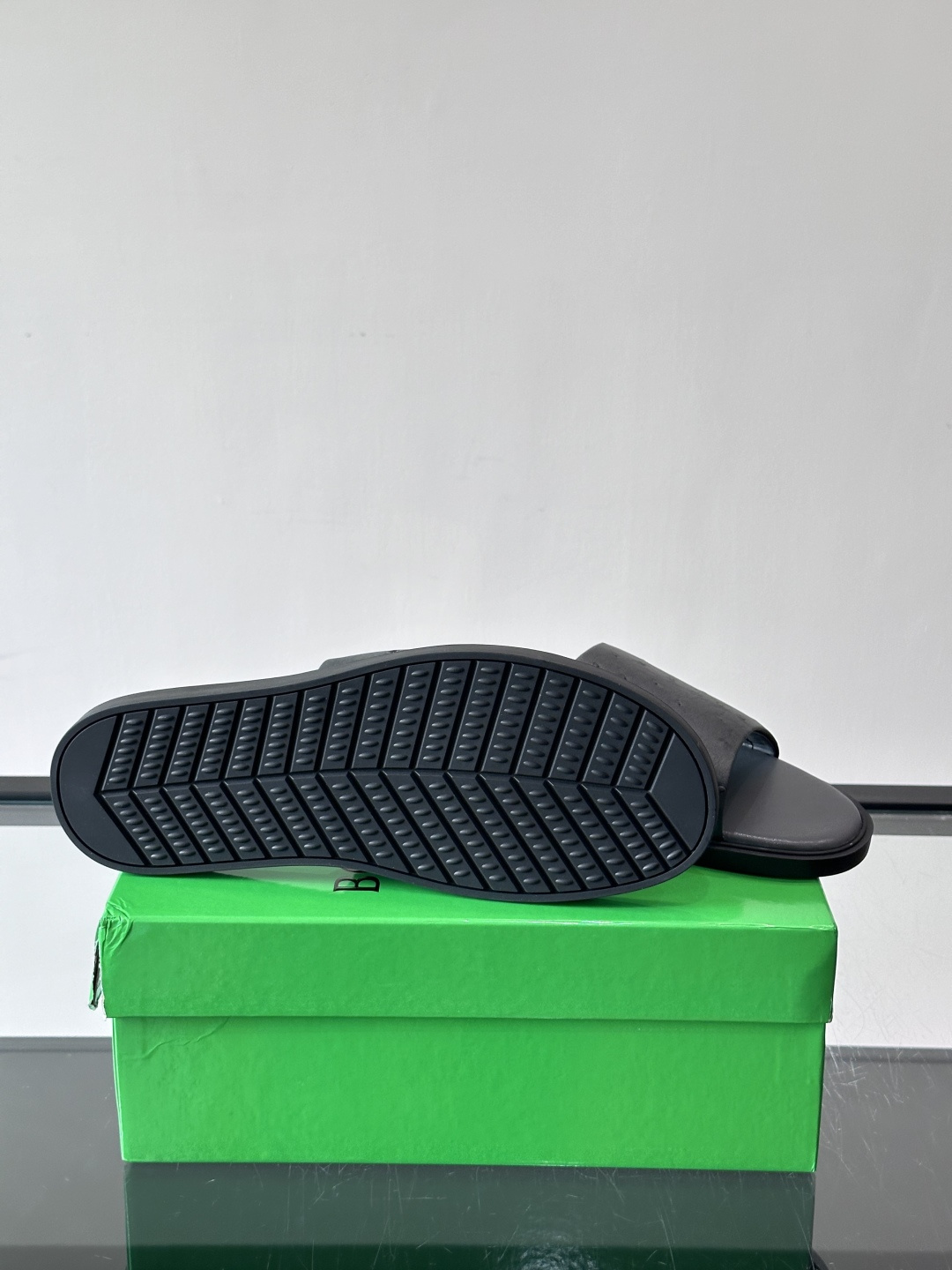 bv男士🧍‍♂️凉鞋拖鞋，采用优质牛皮，设计简约又时髦，鞋底轻便舒适，适合日常或度假穿搭。意大利工艺，细