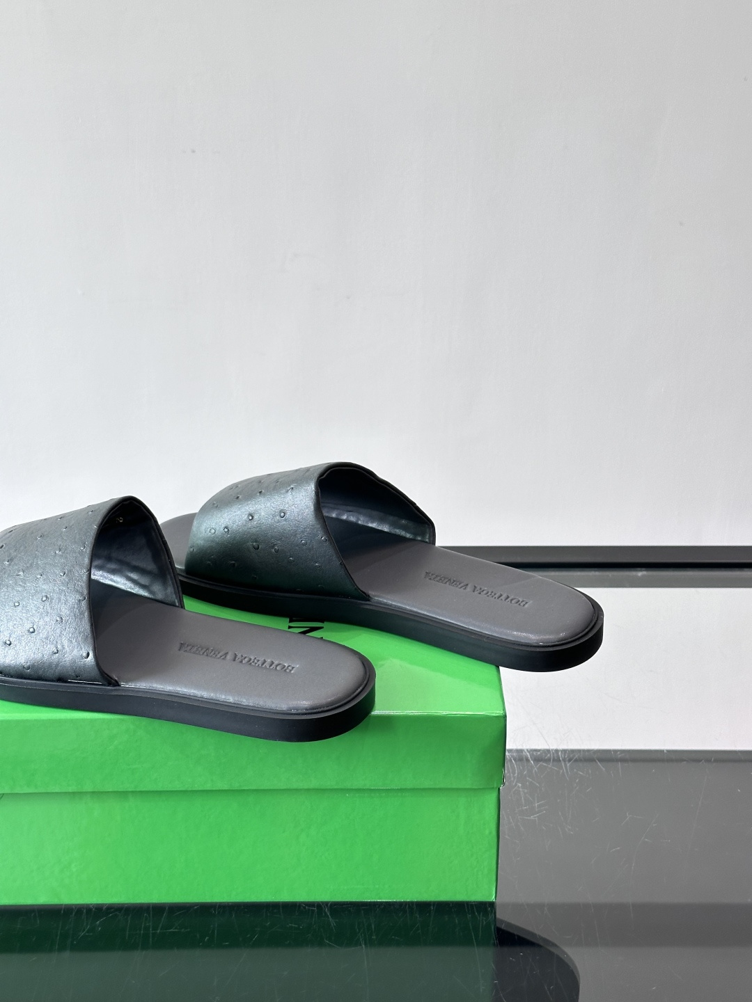 bv男士🧍‍♂️凉鞋拖鞋，采用优质牛皮，设计简约又时髦，鞋底轻便舒适，适合日常或度假穿搭。意大利工艺，细