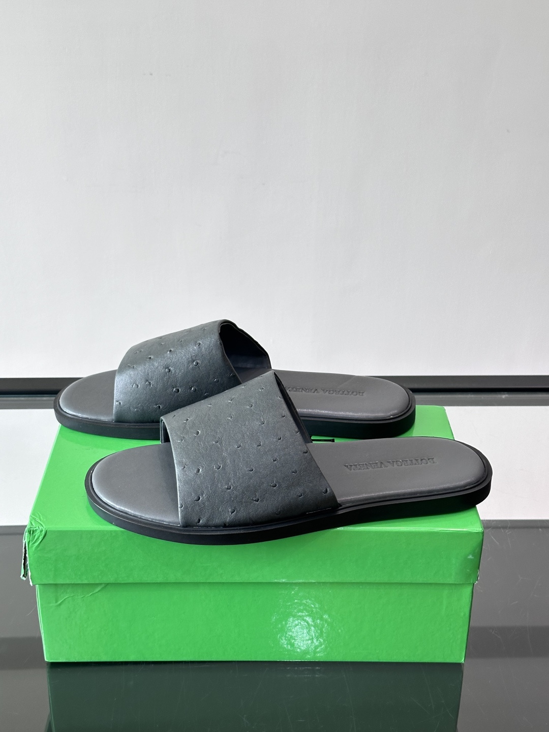 bv男士🧍‍♂️凉鞋拖鞋，采用优质牛皮，设计简约又时髦，鞋底轻便舒适，适合日常或度假穿搭。意大利工艺，细