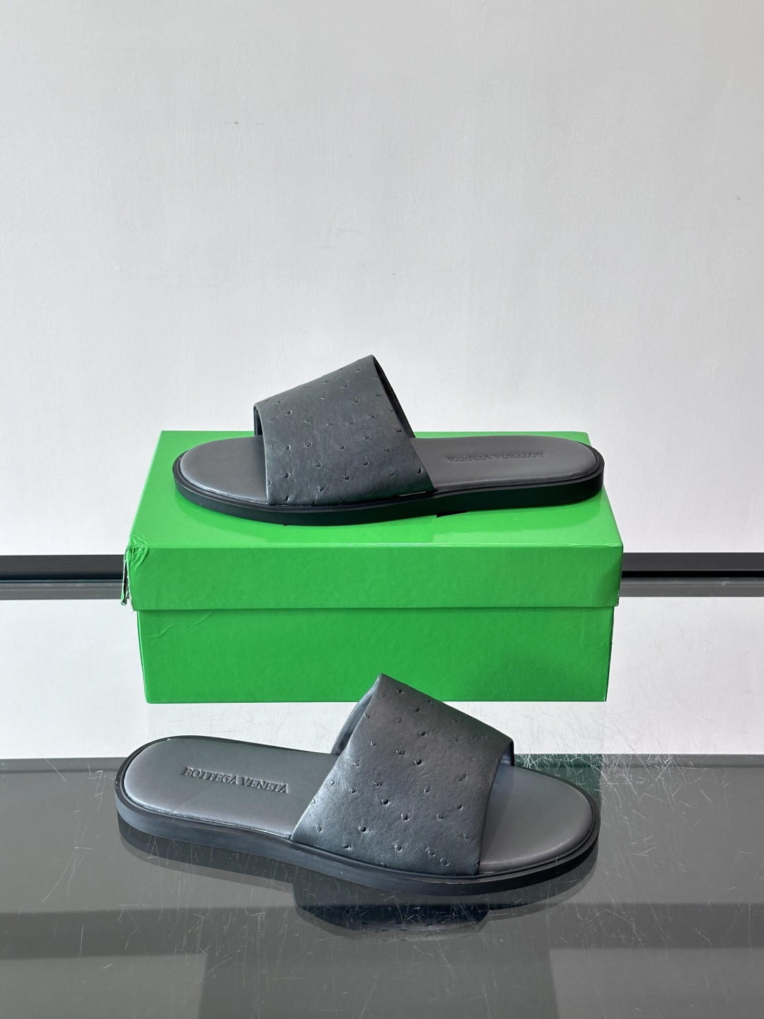 bv男士🧍‍♂️凉鞋拖鞋，采用优质牛皮，设计简约又时髦，鞋底轻便舒适，适合日常或度假穿搭。意大利工艺，细