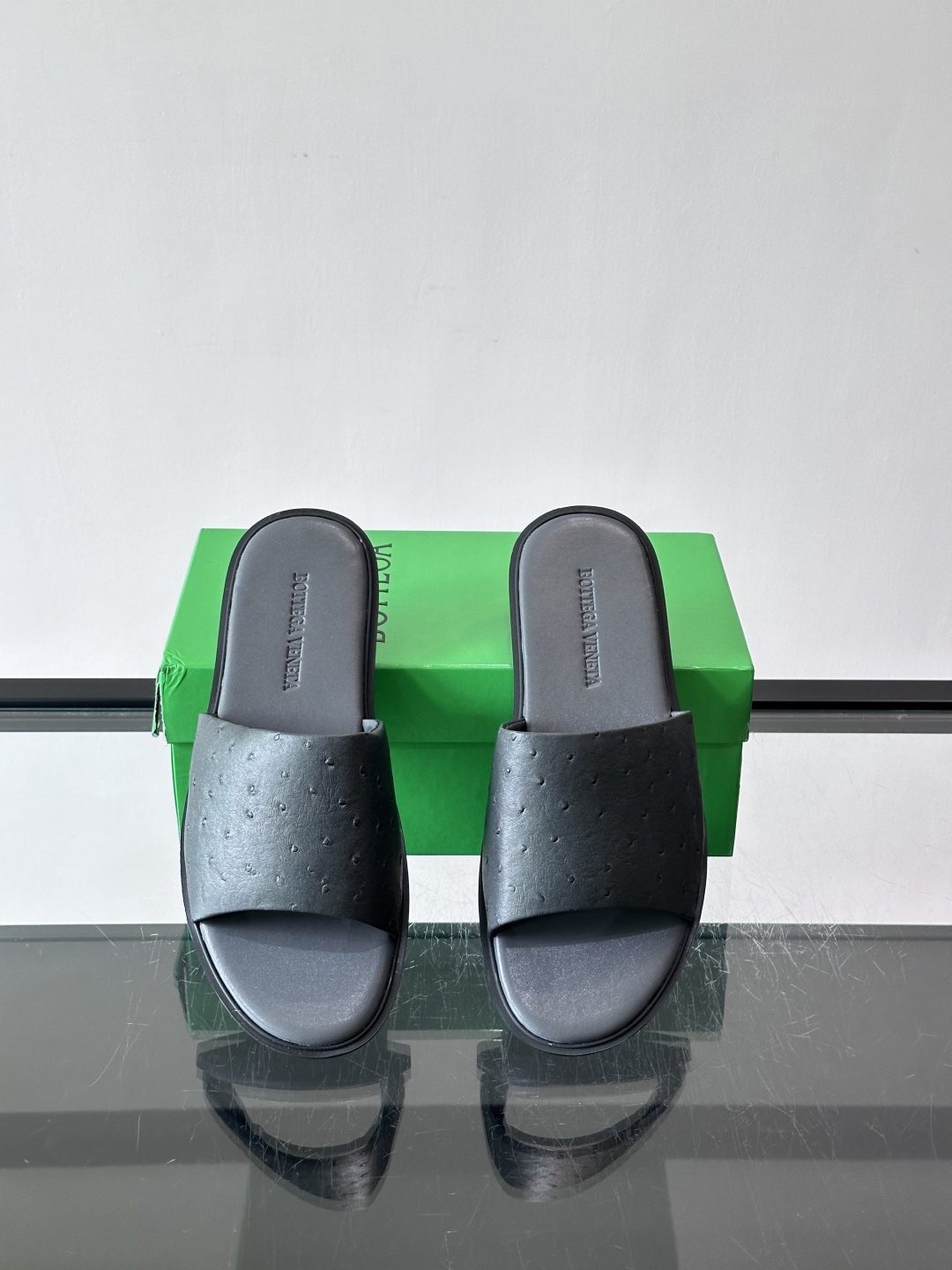 bv男士🧍‍♂️凉鞋拖鞋，采用优质牛皮，设计简约又时髦，鞋底轻便舒适，适合日常或度假穿搭。意大利工艺，细