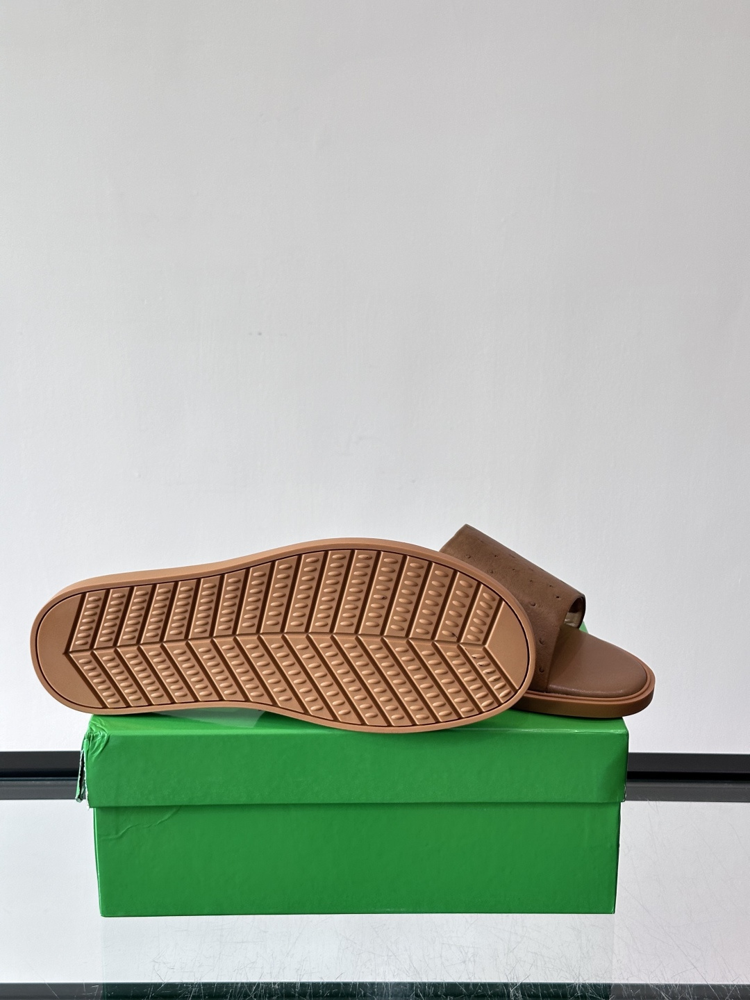 bv男士🧍‍♂️凉鞋拖鞋，采用优质牛皮，设计简约又时髦，鞋底轻便舒适，适合日常或度假穿搭。意大利工艺，细