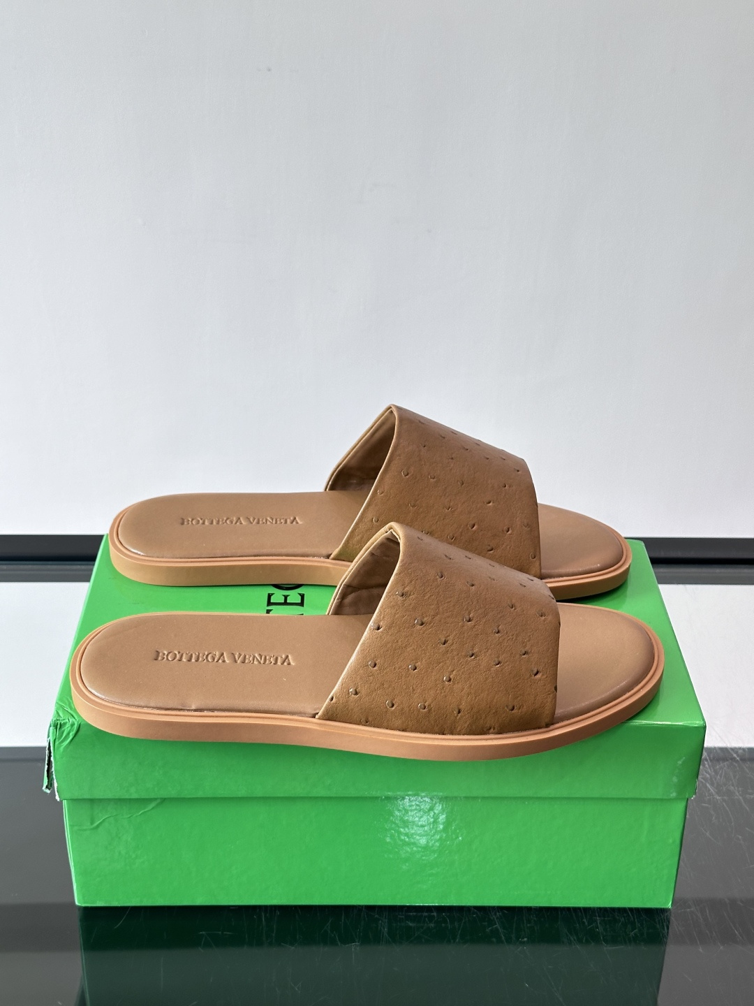 bv男士🧍‍♂️凉鞋拖鞋，采用优质牛皮，设计简约又时髦，鞋底轻便舒适，适合日常或度假穿搭。意大利工艺，细