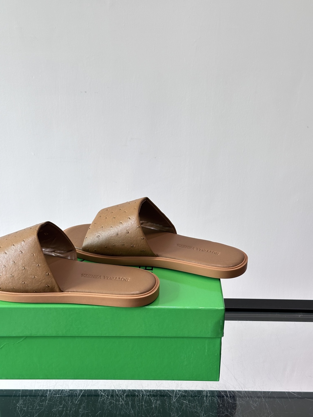 bv男士🧍‍♂️凉鞋拖鞋，采用优质牛皮，设计简约又时髦，鞋底轻便舒适，适合日常或度假穿搭。意大利工艺，细