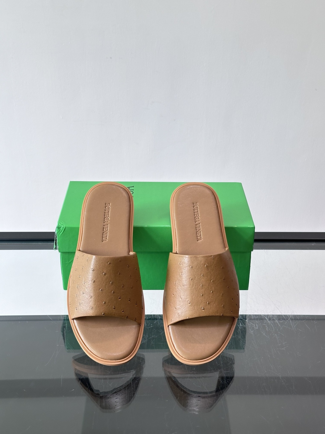 bv男士🧍‍♂️凉鞋拖鞋，采用优质牛皮，设计简约又时髦，鞋底轻便舒适，适合日常或度假穿搭。意大利工艺，细