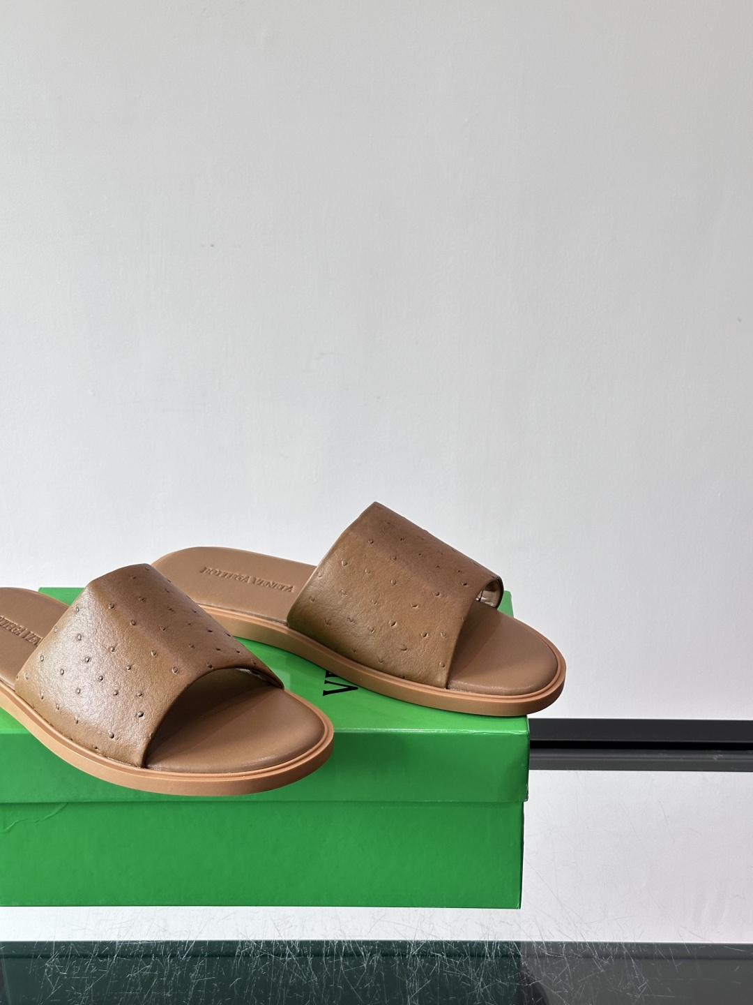 bv男士🧍‍♂️凉鞋拖鞋，采用优质牛皮，设计简约又时髦，鞋底轻便舒适，适合日常或度假穿搭。意大利工艺，细