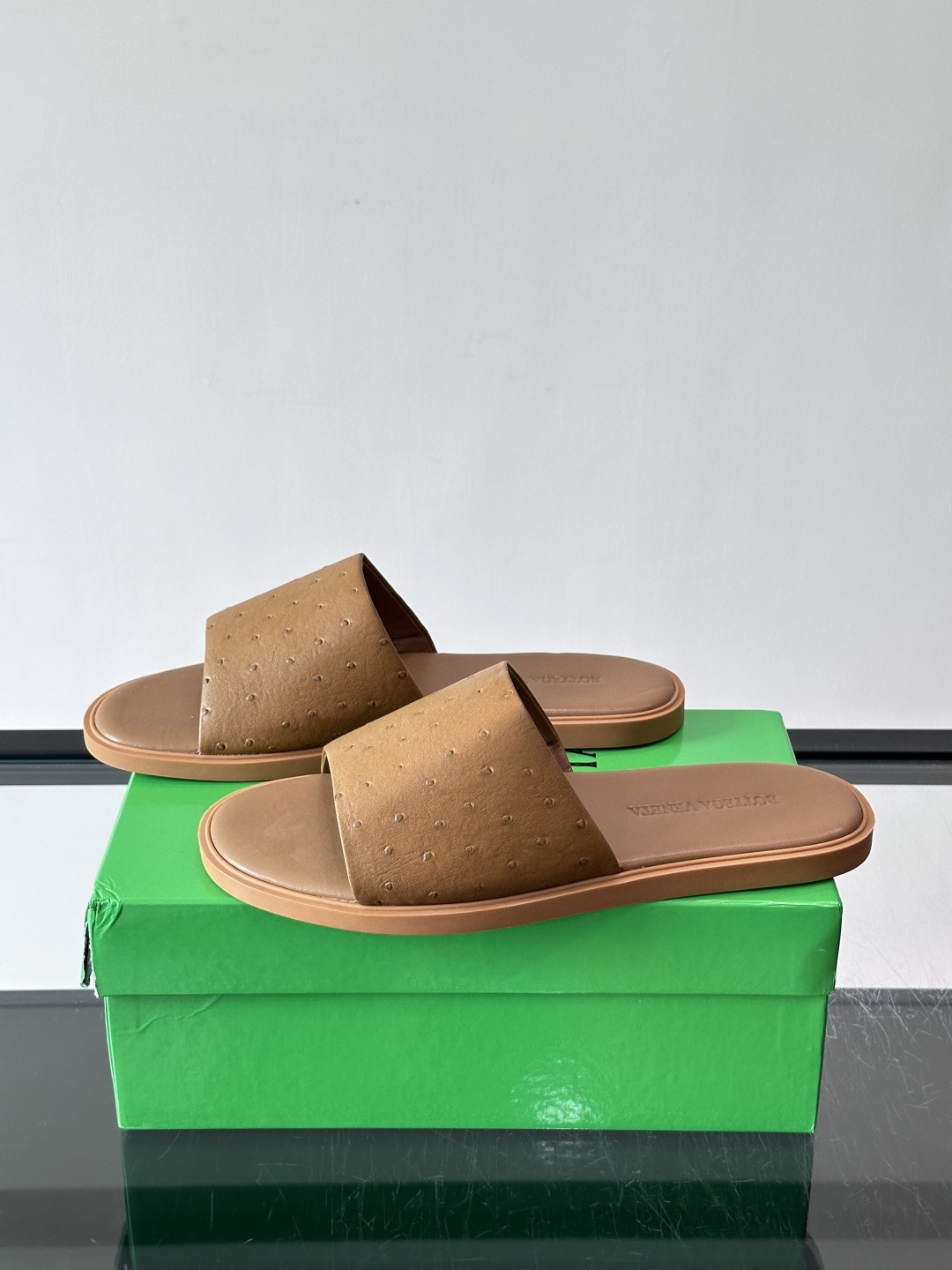 bv男士🧍‍♂️凉鞋拖鞋，采用优质牛皮，设计简约又时髦，鞋底轻便舒适，适合日常或度假穿搭。意大利工艺，细