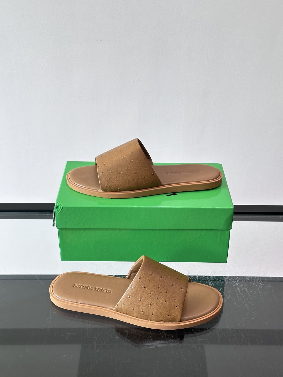 bv男士🧍‍♂️凉鞋拖鞋，采用优质牛皮，设计简约又时髦，鞋底轻便舒适，适合日常或度假穿搭。意大利工艺，细