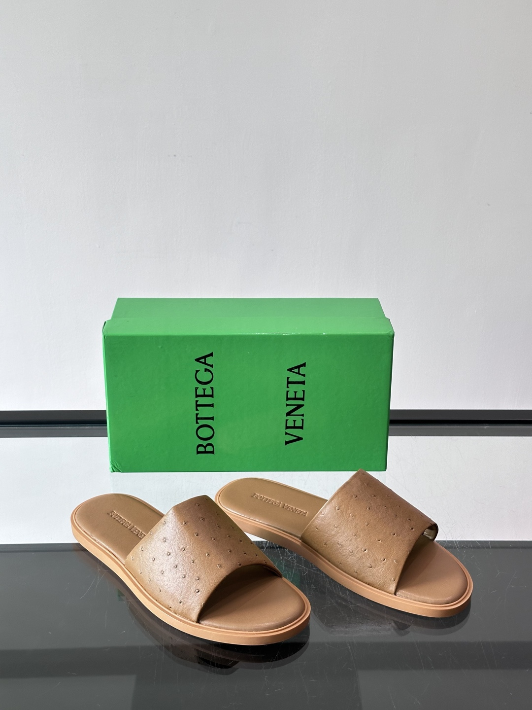 bv男士🧍‍♂️凉鞋拖鞋，采用优质牛皮，设计简约又时髦，鞋底轻便舒适，适合日常或度假穿搭。意大利工艺，细