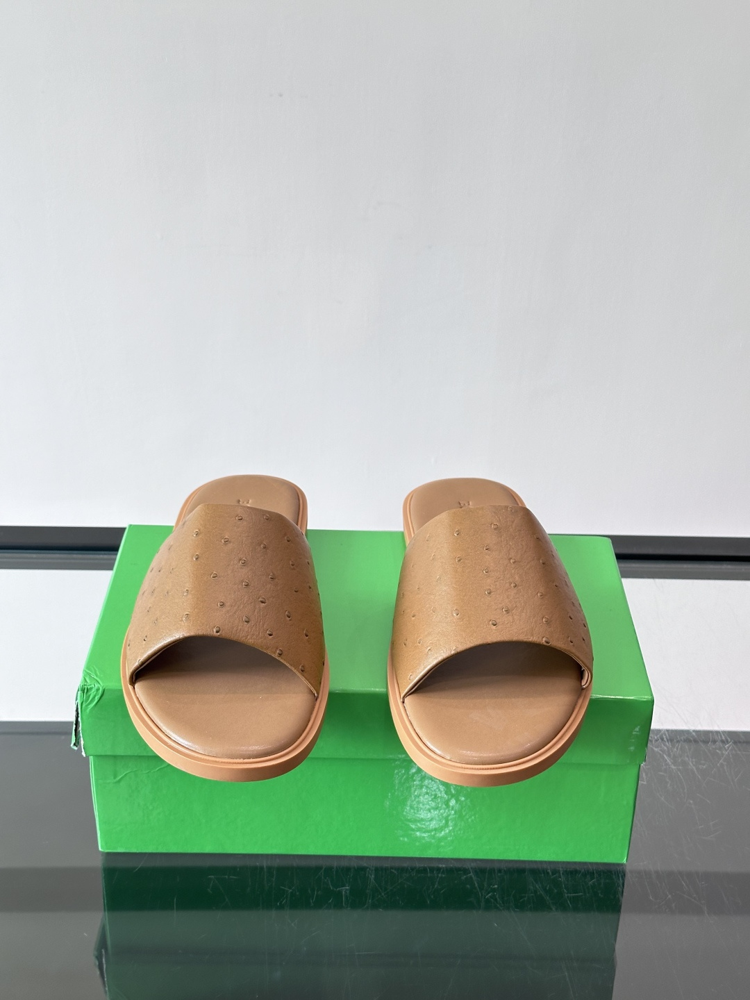 bv男士🧍‍♂️凉鞋拖鞋，采用优质牛皮，设计简约又时髦，鞋底轻便舒适，适合日常或度假穿搭。意大利工艺，细