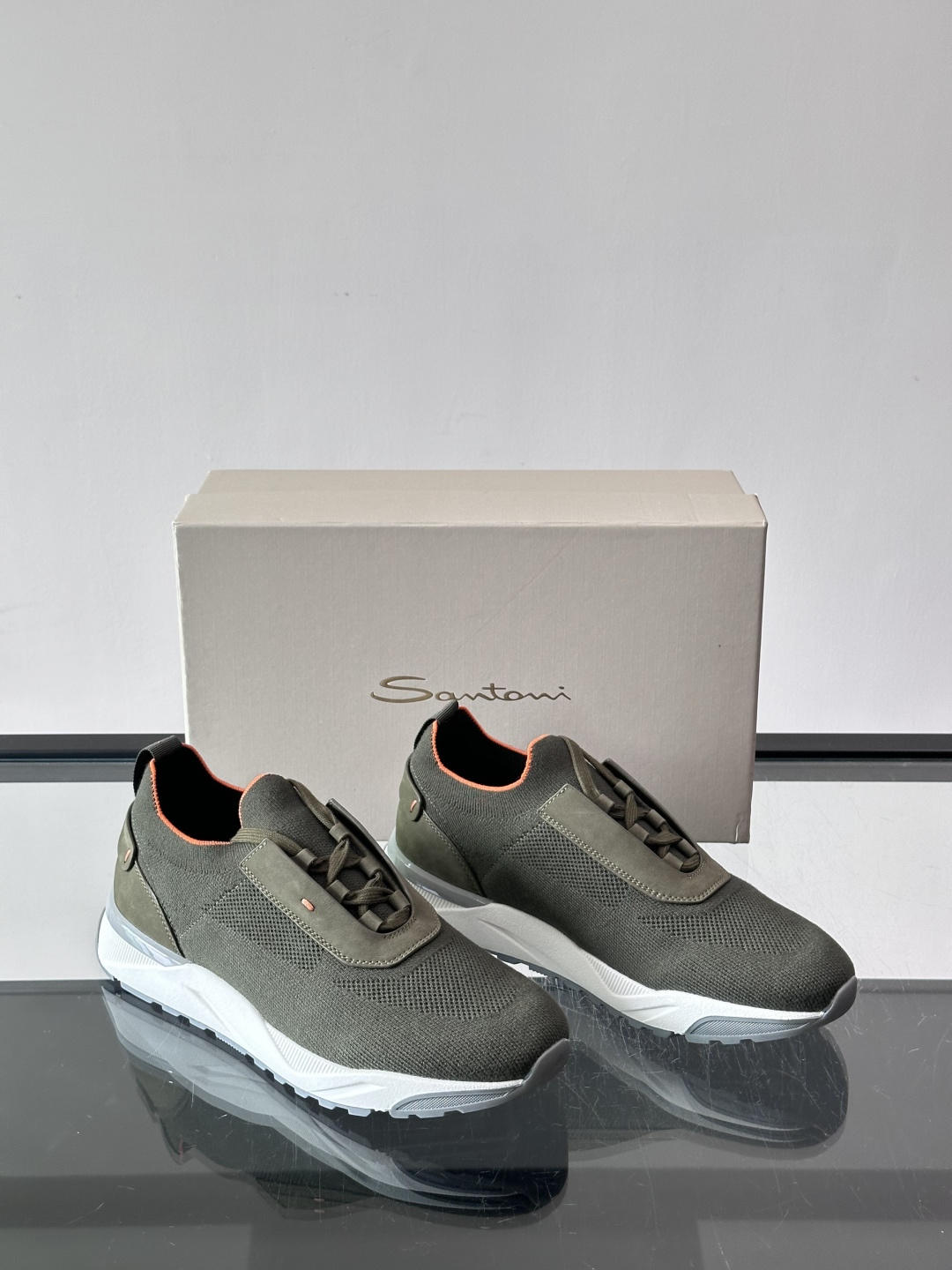 Santoni/圣东尼新款男士休闲运动鞋，进口一体飞织材质，质感高端细腻，小牛皮垫脚，贴肤柔软，简约不简