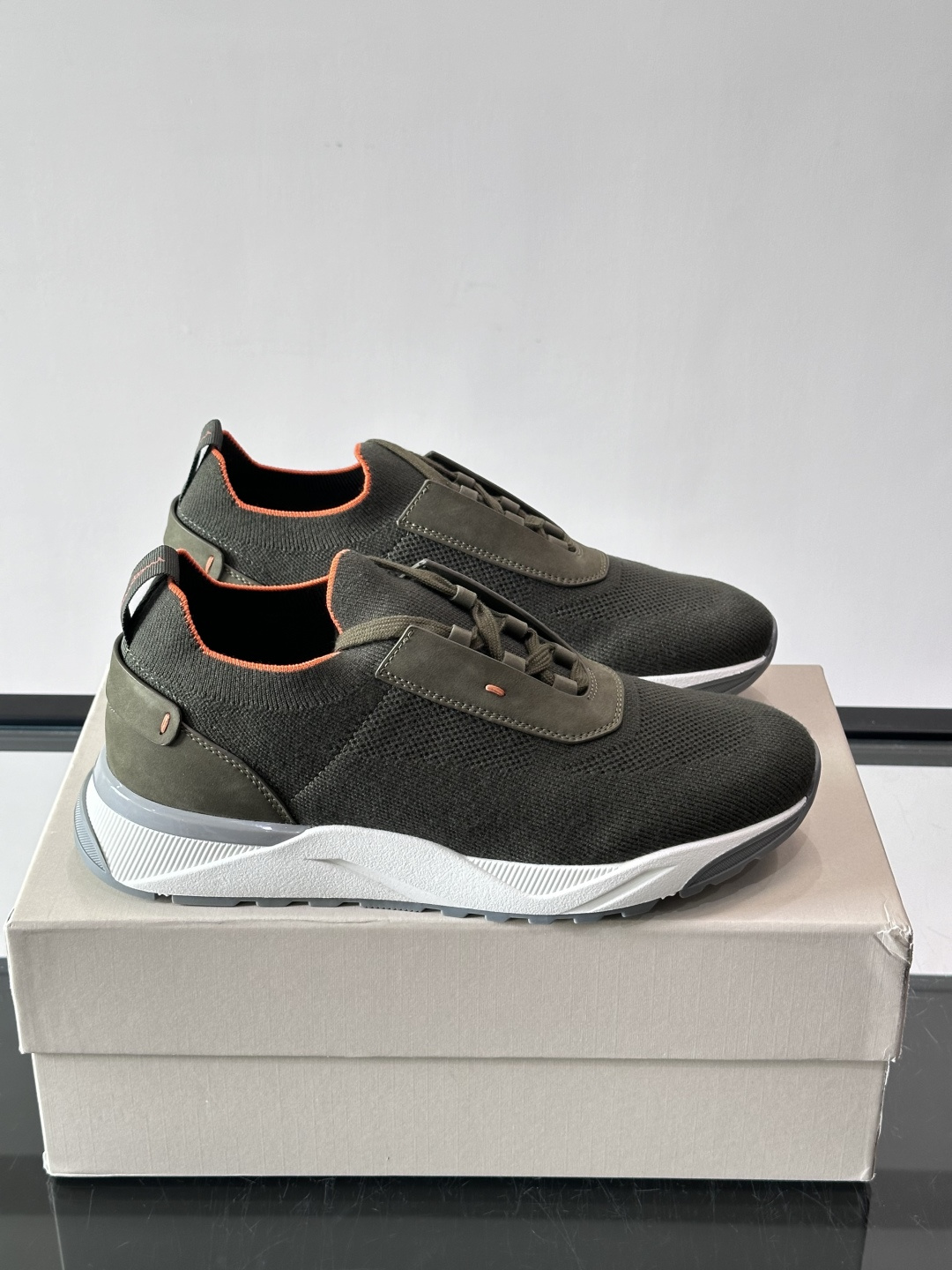 Santoni/圣东尼新款男士休闲运动鞋，进口一体飞织材质，质感高端细腻，小牛皮垫脚，贴肤柔软，简约不简