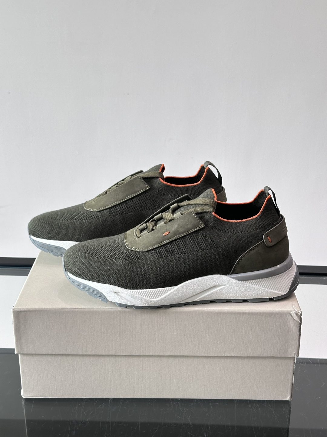 Santoni/圣东尼新款男士休闲运动鞋，进口一体飞织材质，质感高端细腻，小牛皮垫脚，贴肤柔软，简约不简