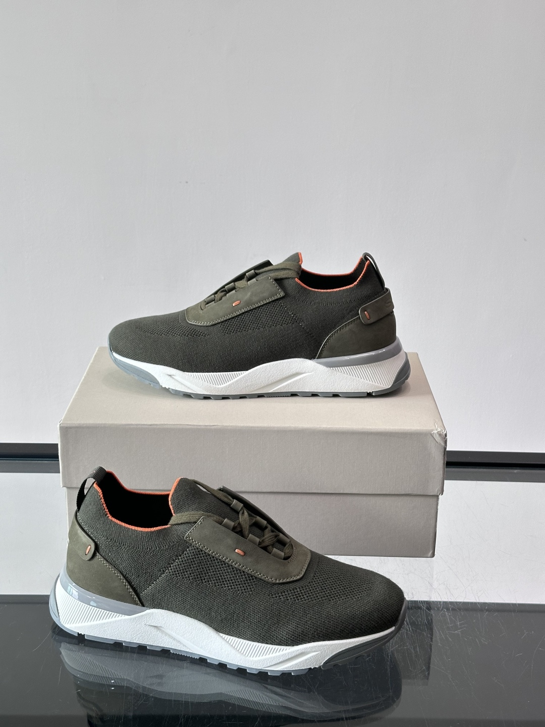 Santoni/圣东尼新款男士休闲运动鞋，进口一体飞织材质，质感高端细腻，小牛皮垫脚，贴肤柔软，简约不简