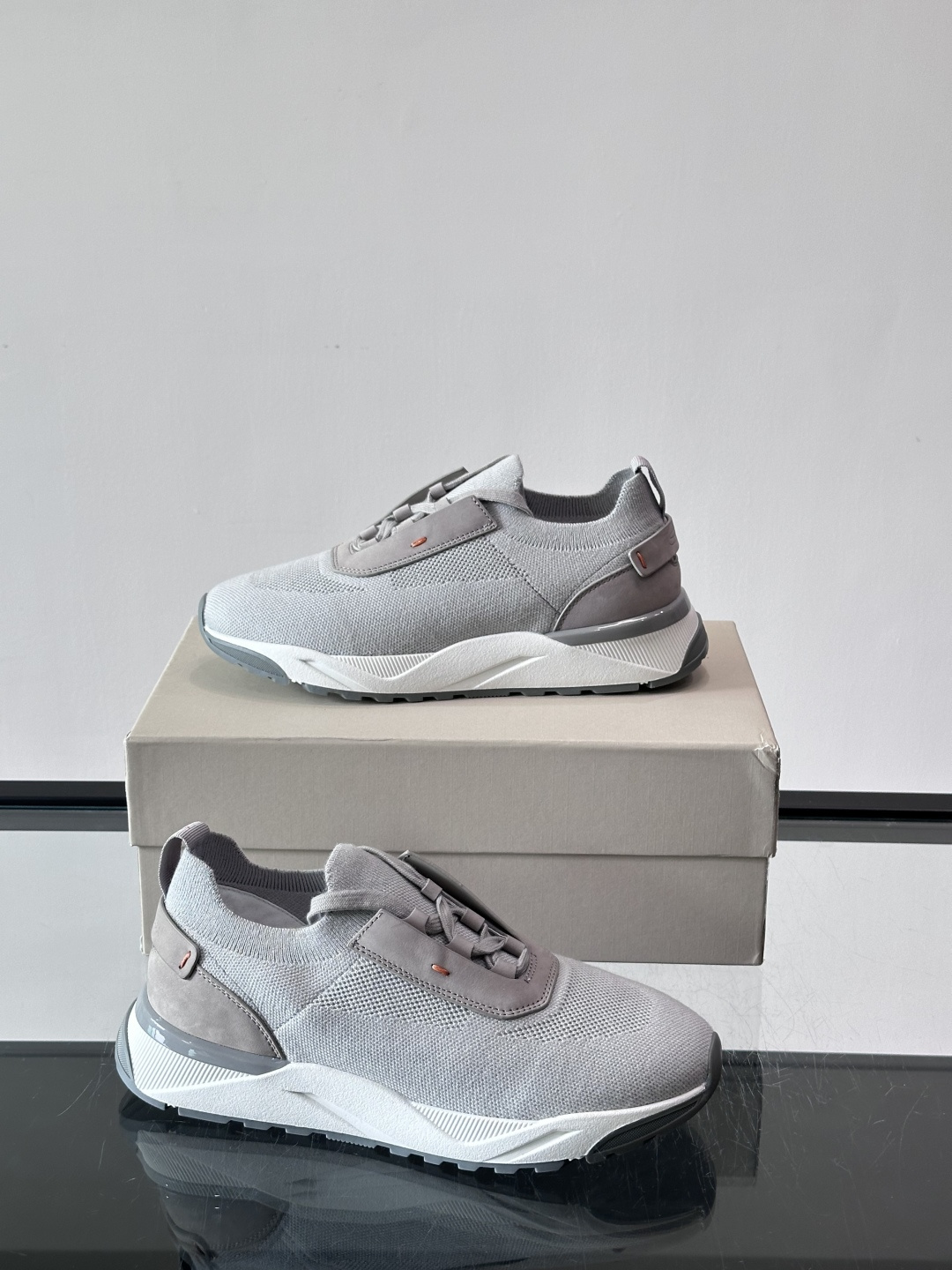 Santoni/圣东尼新款男士休闲运动鞋，进口一体飞织材质，质感高端细腻，小牛皮垫脚，贴肤柔软，简约不简