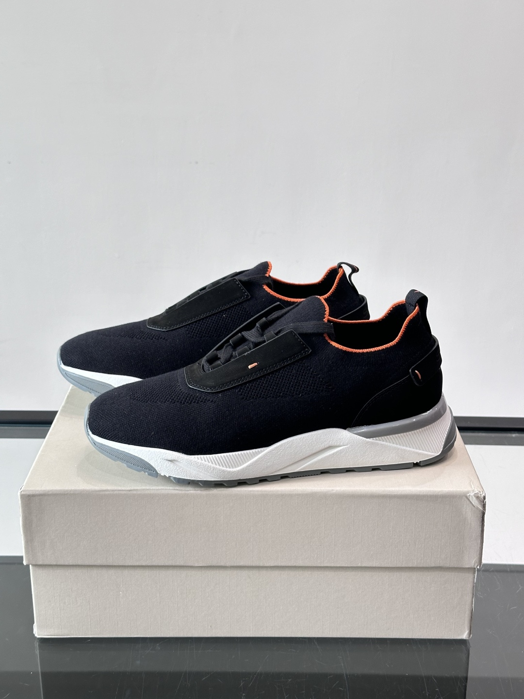 Santoni/圣东尼新款男士休闲运动鞋，进口一体飞织材质，质感高端细腻，小牛皮垫脚，贴肤柔软，简约不简