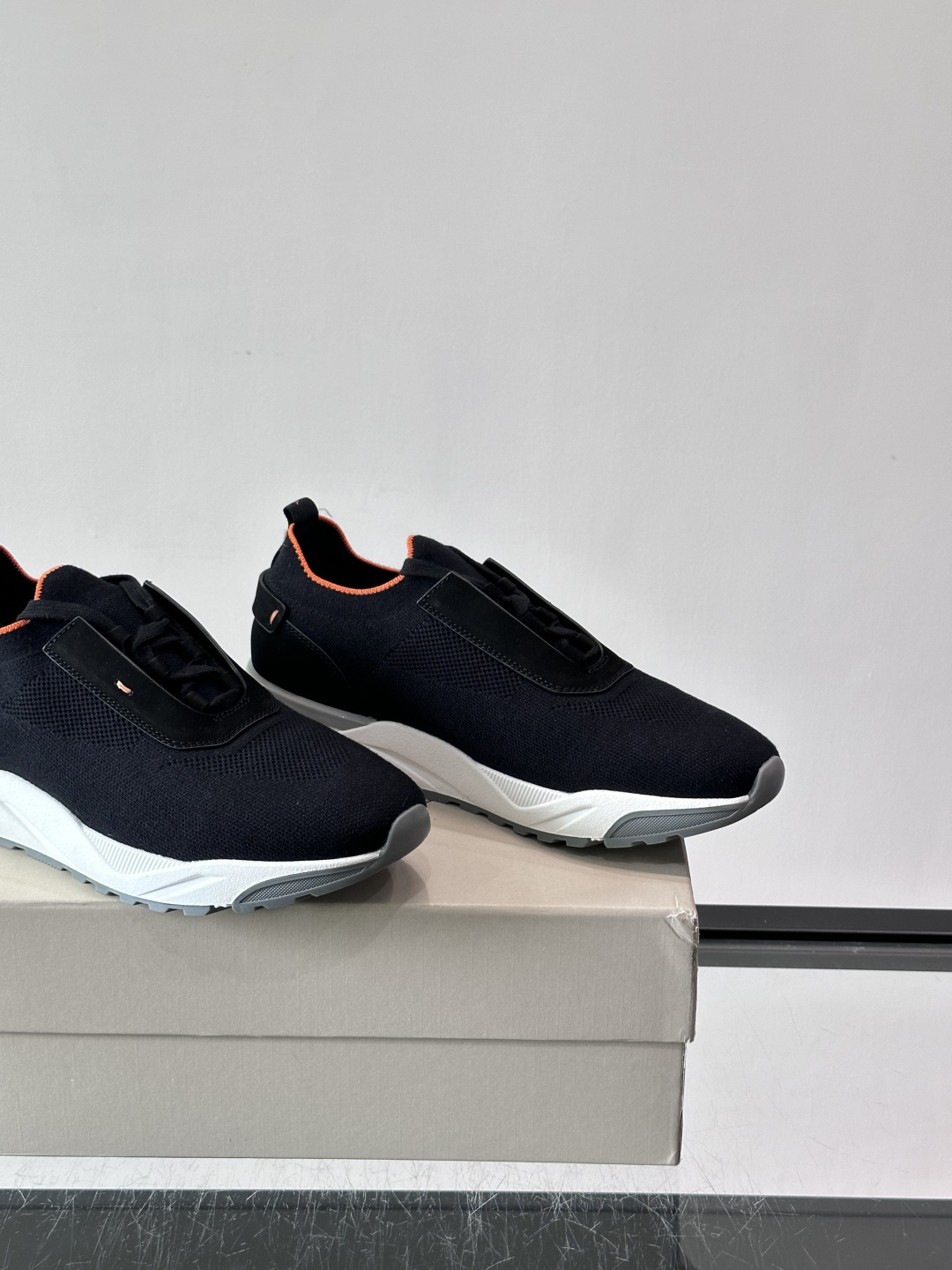 Santoni/圣东尼新款男士休闲运动鞋，进口一体飞织材质，质感高端细腻，小牛皮垫脚，贴肤柔软，简约不简