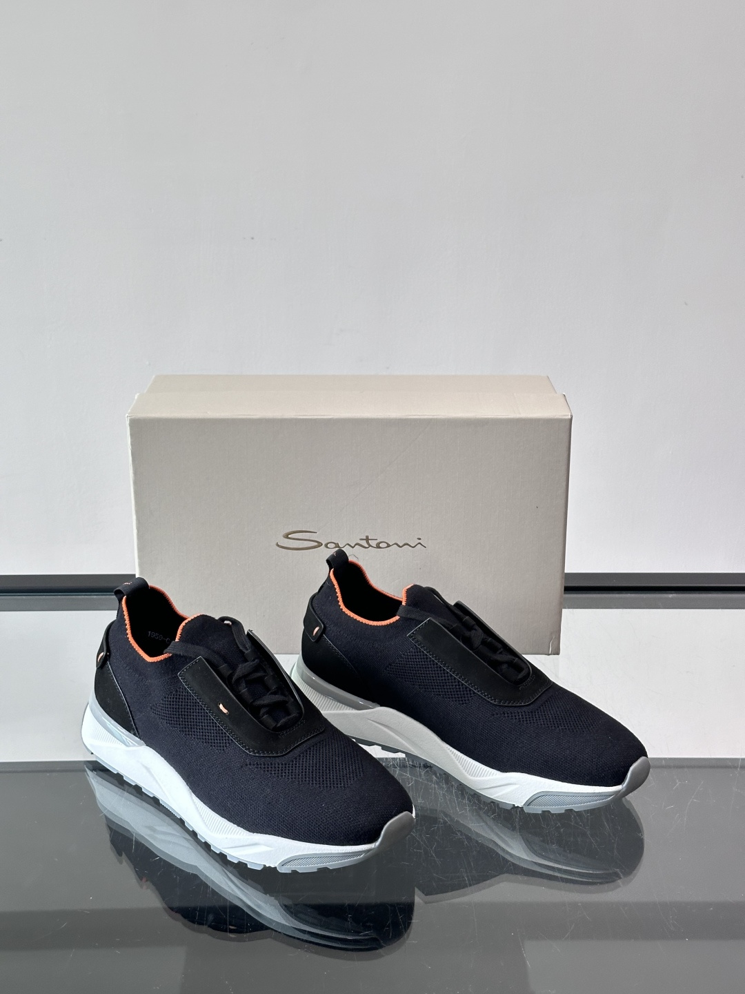 Santoni/圣东尼新款男士休闲运动鞋，进口一体飞织材质，质感高端细腻，小牛皮垫脚，贴肤柔软，简约不简