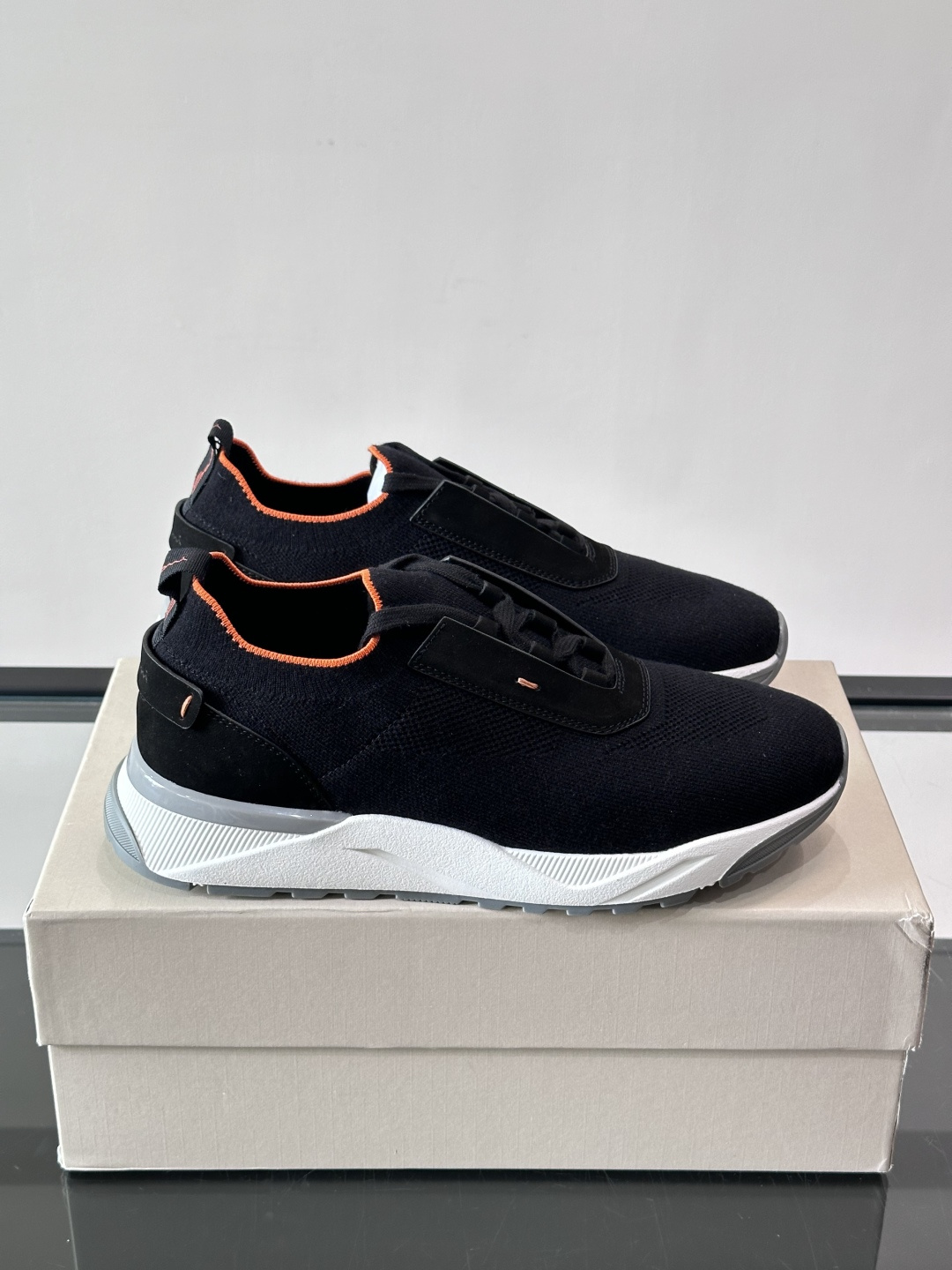 Santoni/圣东尼新款男士休闲运动鞋，进口一体飞织材质，质感高端细腻，小牛皮垫脚，贴肤柔软，简约不简