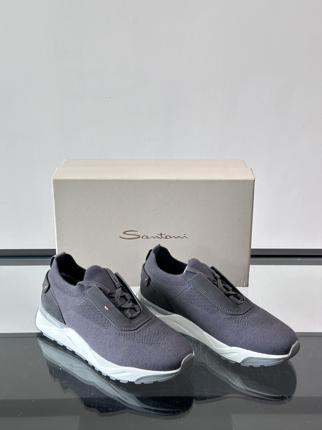 Santoni/圣东尼新款男士休闲运动鞋，进口一体飞织材质，质感高端细腻，小牛皮垫脚，贴肤柔软，简约不简