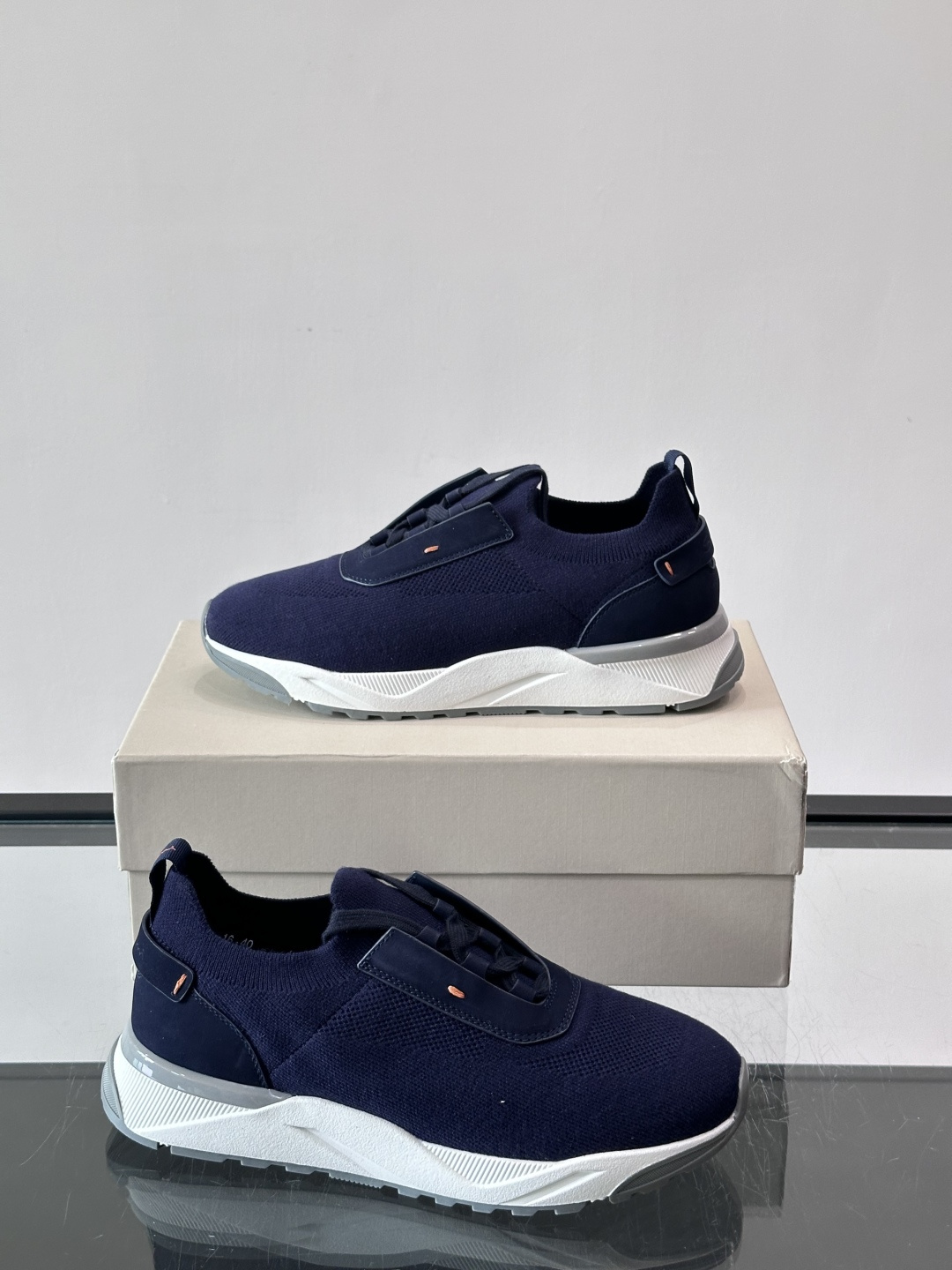 Santoni/圣东尼新款男士休闲运动鞋，进口一体飞织材质，质感高端细腻，小牛皮垫脚，贴肤柔软，简约不简