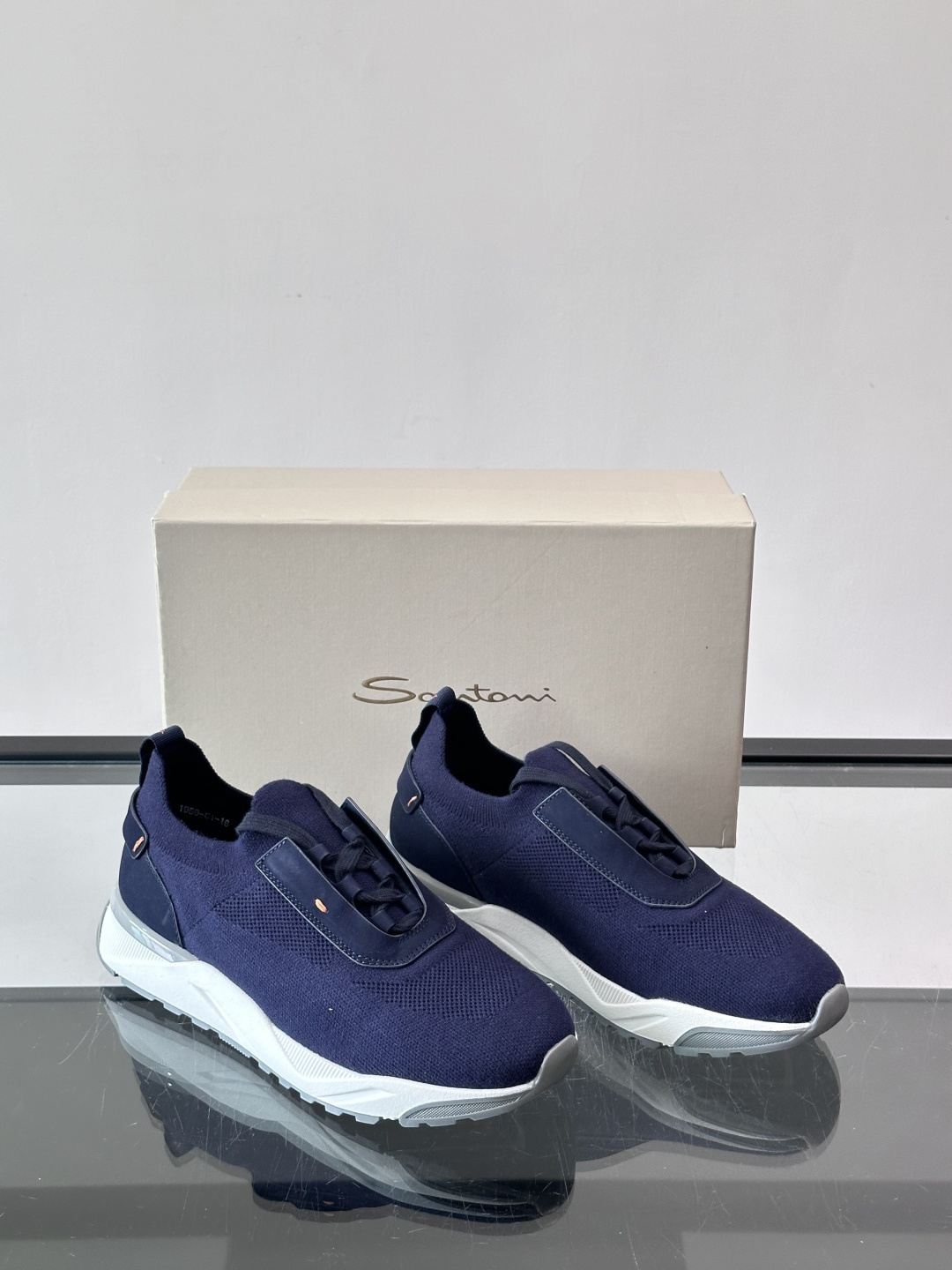 Santoni/圣东尼新款男士休闲运动鞋，进口一体飞织材质，质感高端细腻，小牛皮垫脚，贴肤柔软，简约不简