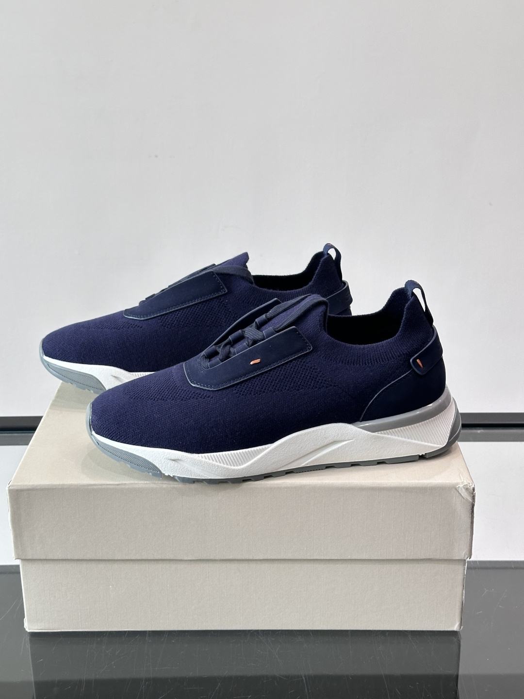 Santoni/圣东尼新款男士休闲运动鞋，进口一体飞织材质，质感高端细腻，小牛皮垫脚，贴肤柔软，简约不简