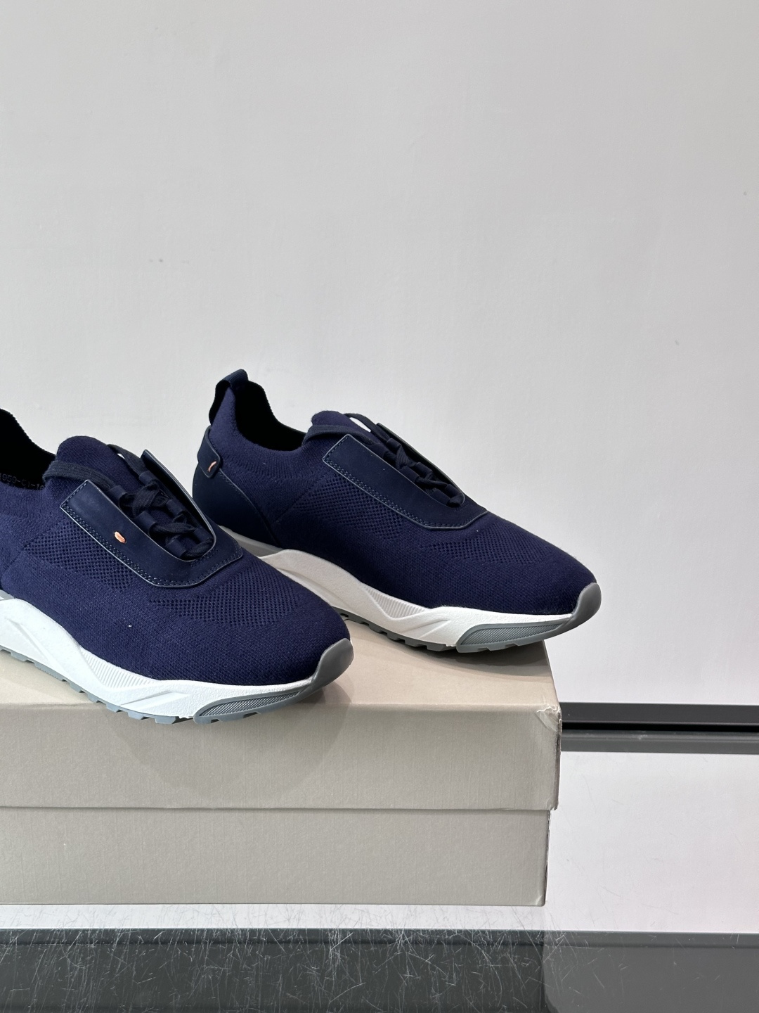 Santoni/圣东尼新款男士休闲运动鞋，进口一体飞织材质，质感高端细腻，小牛皮垫脚，贴肤柔软，简约不简